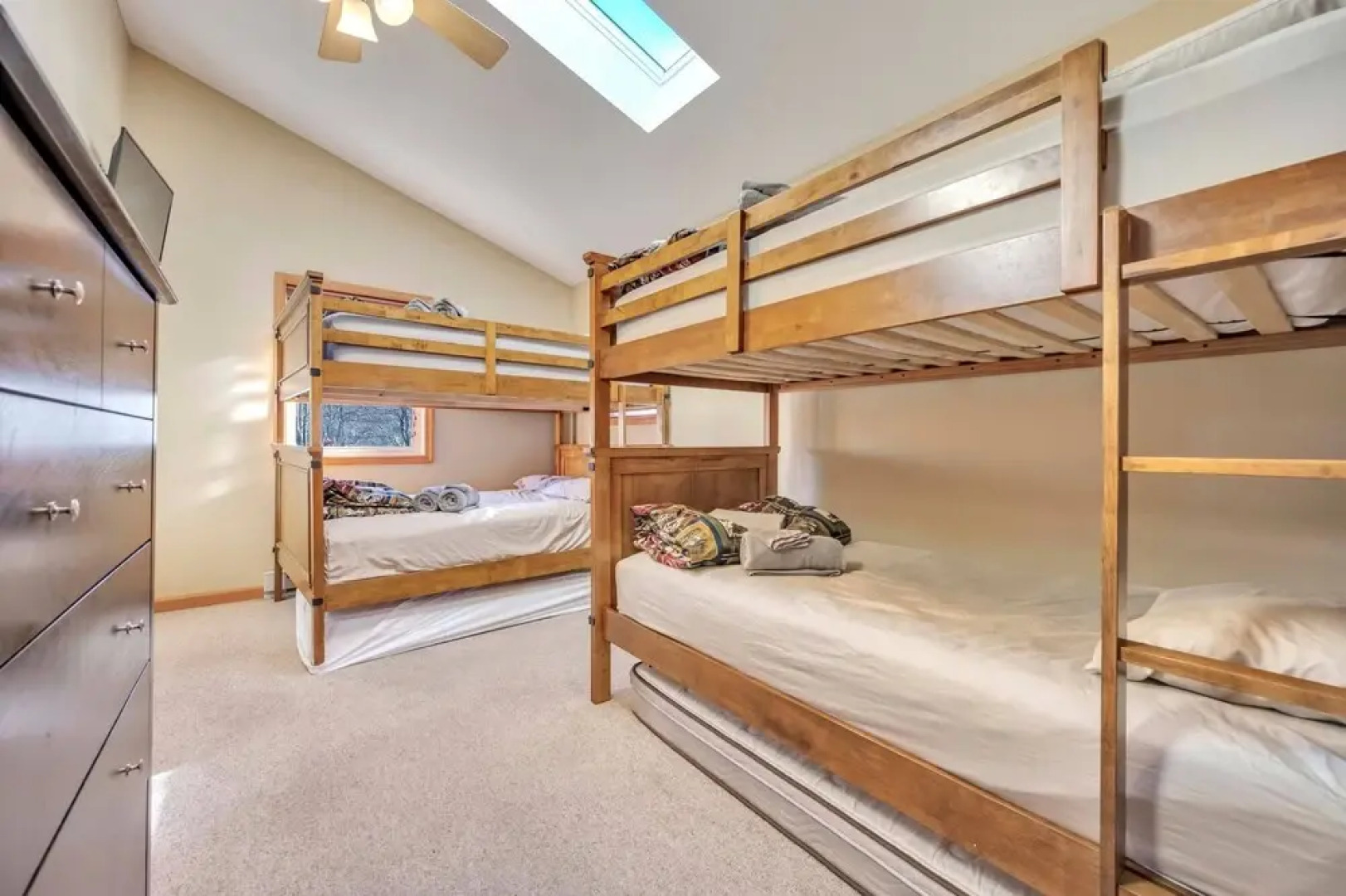 Pocono Pinnacle by Avantstay Steps to the Lake, Game Room, Large Deck