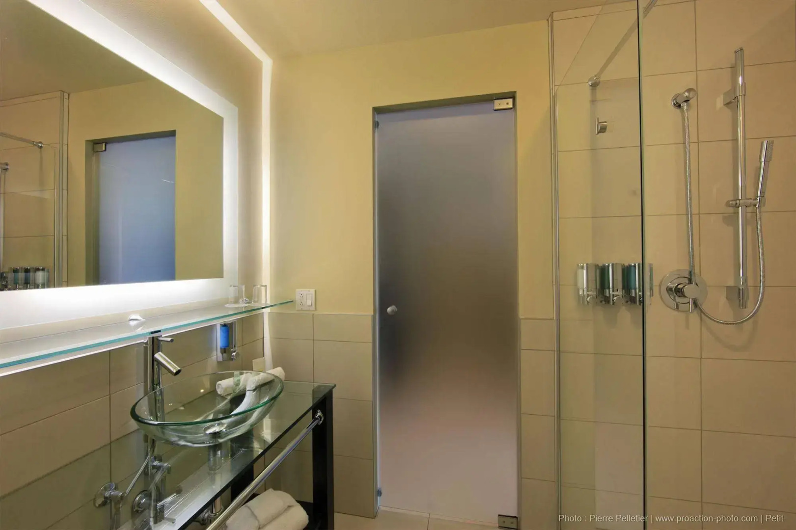 Hôtel Must –  Aéroport de Québec par JARO