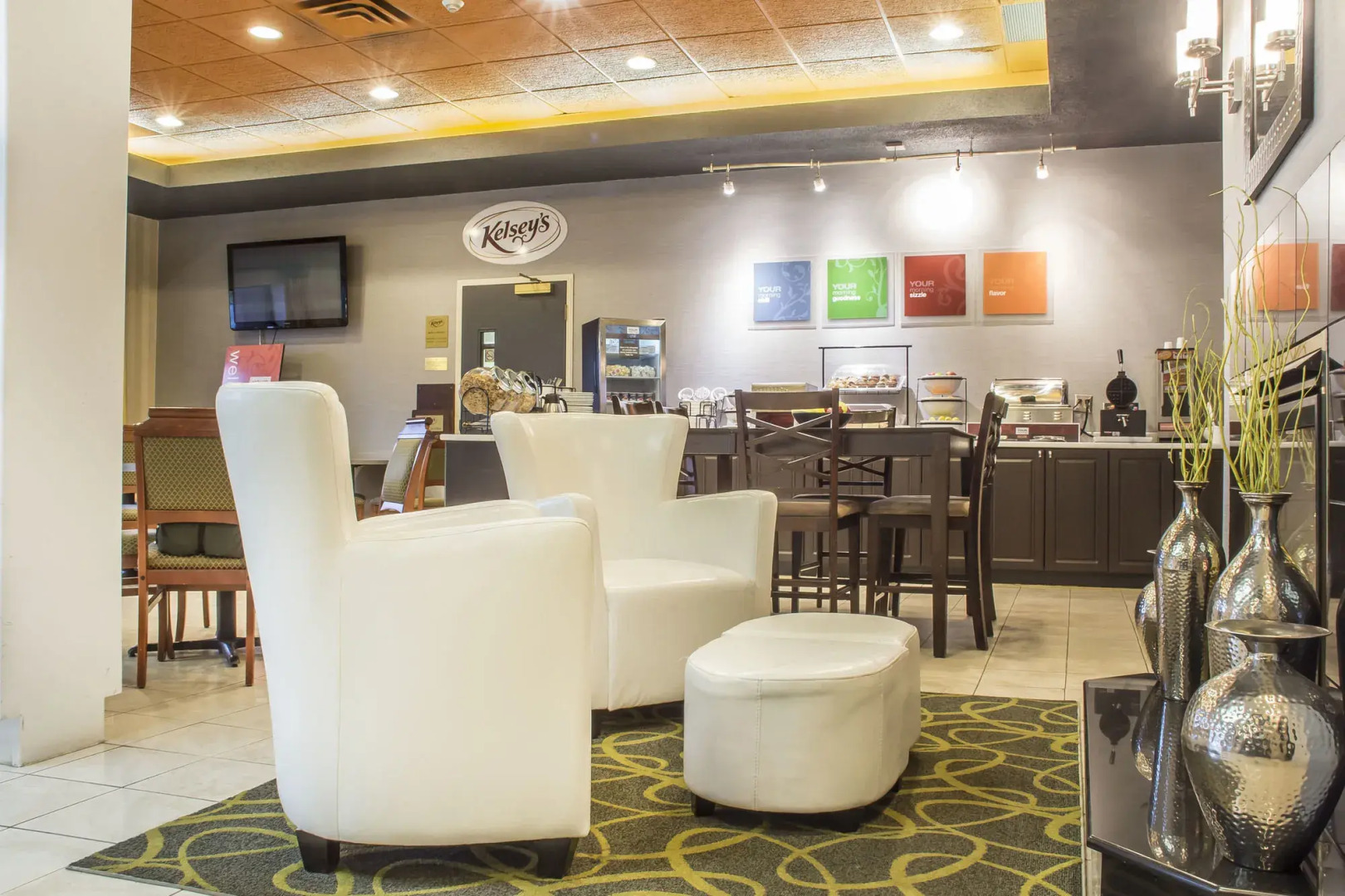 Comfort Hotel & Suites