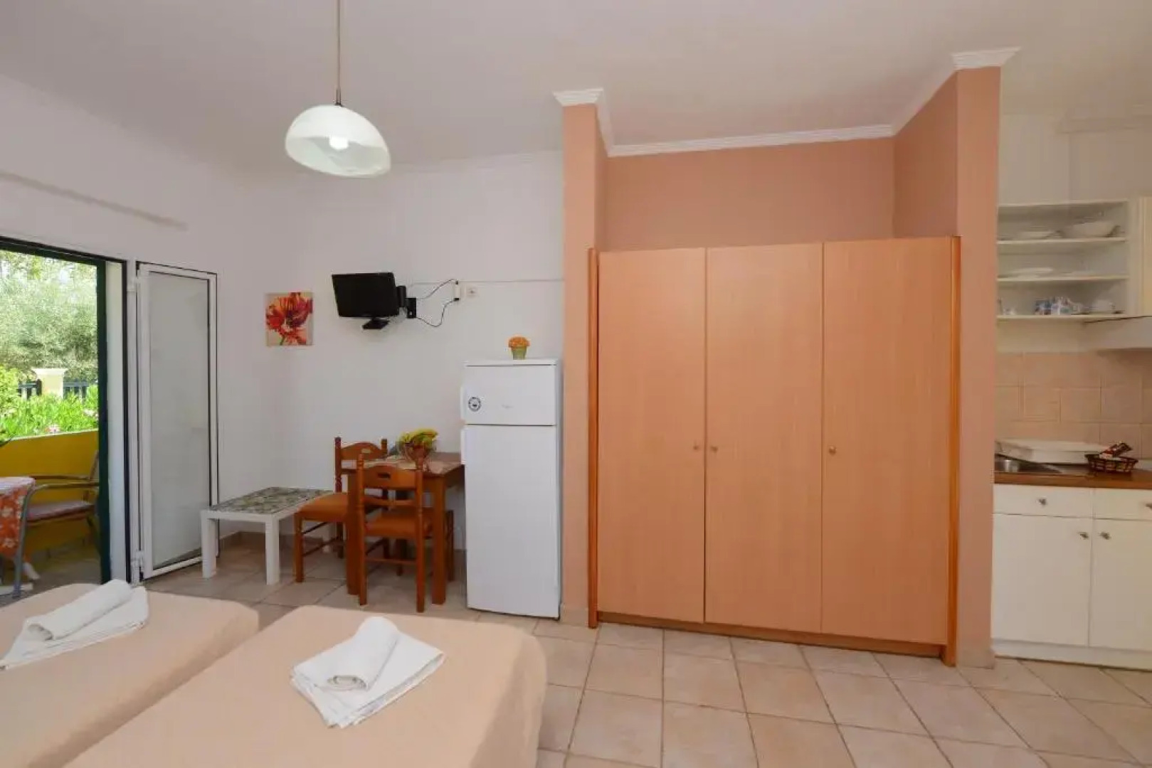 Roula's Studios & Apartment