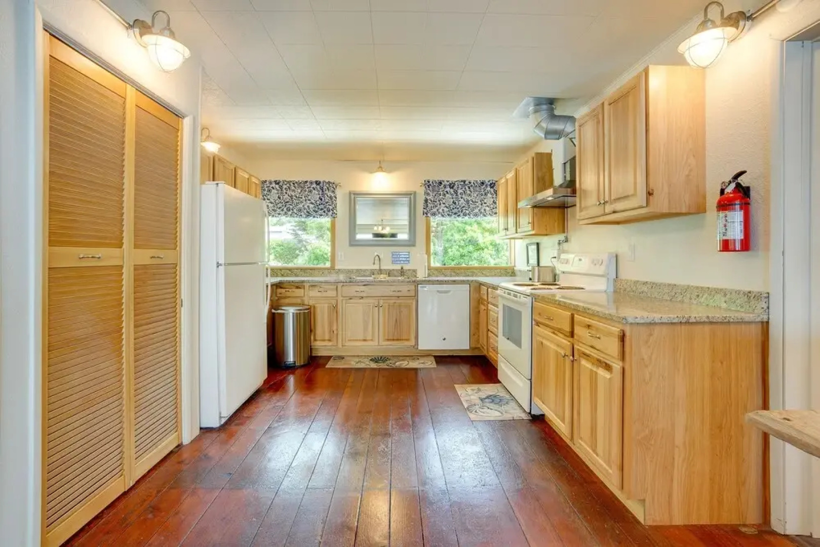 Waterfront Coos Bay Retreat w/ Kayaks!