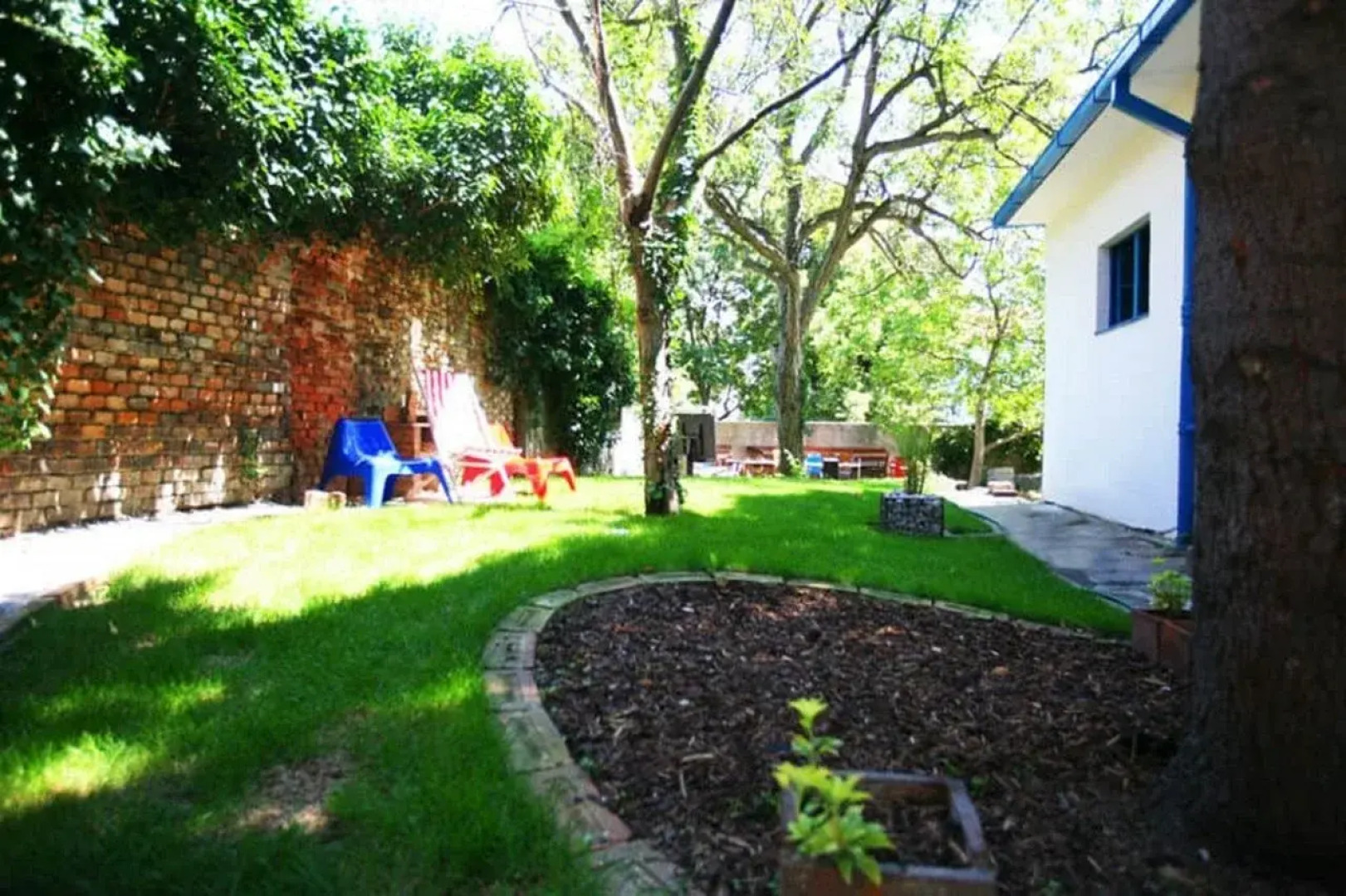 Freddie next to Mercury