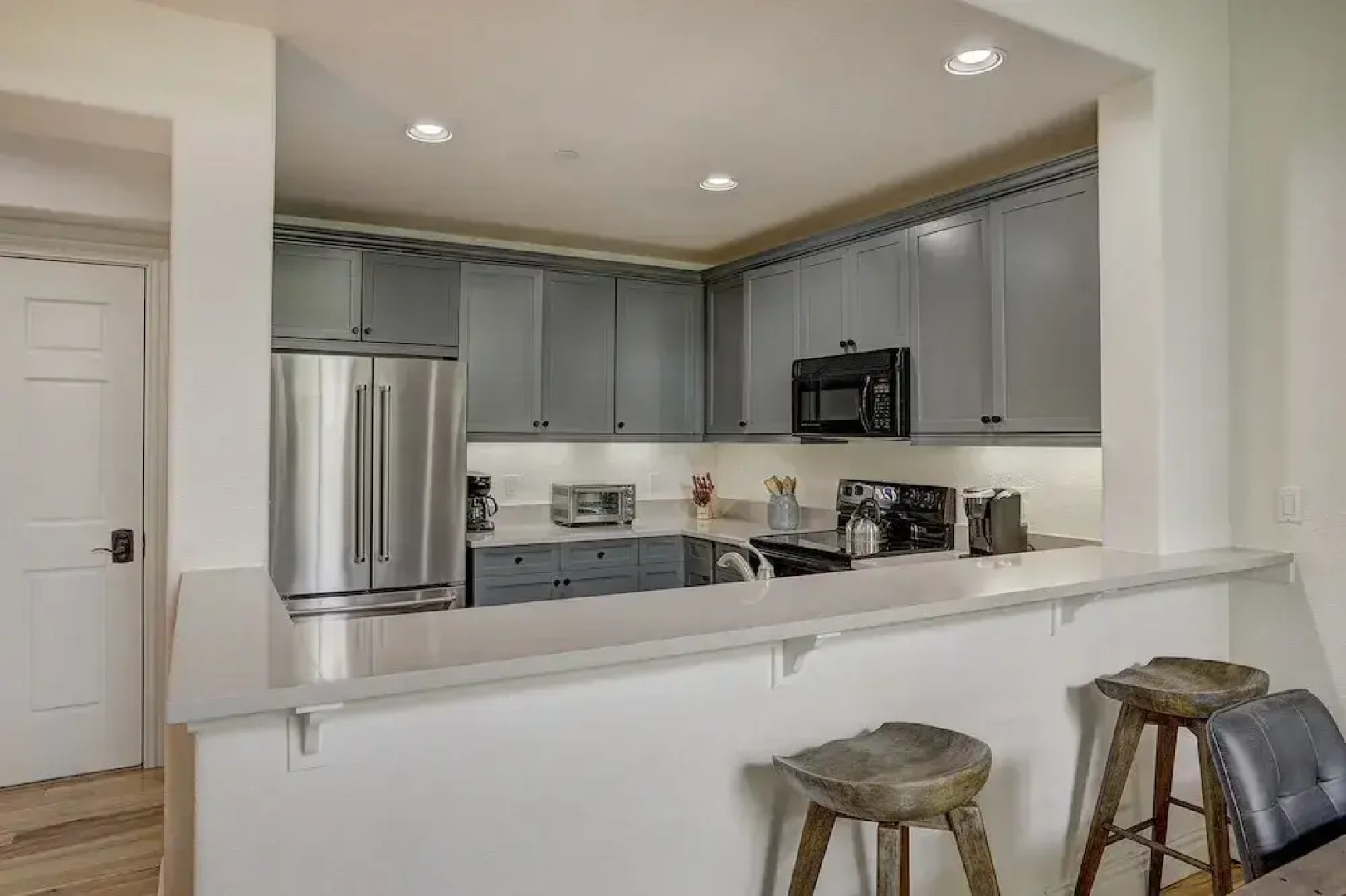 Newly Remodeled 2 Bedroom + Loft on the River 2 Condo by Redawning