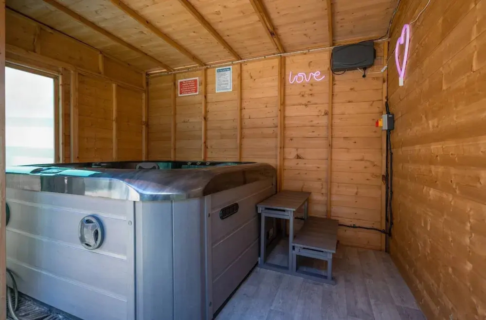 Get Away Home With Hot Tub Sleeps 7