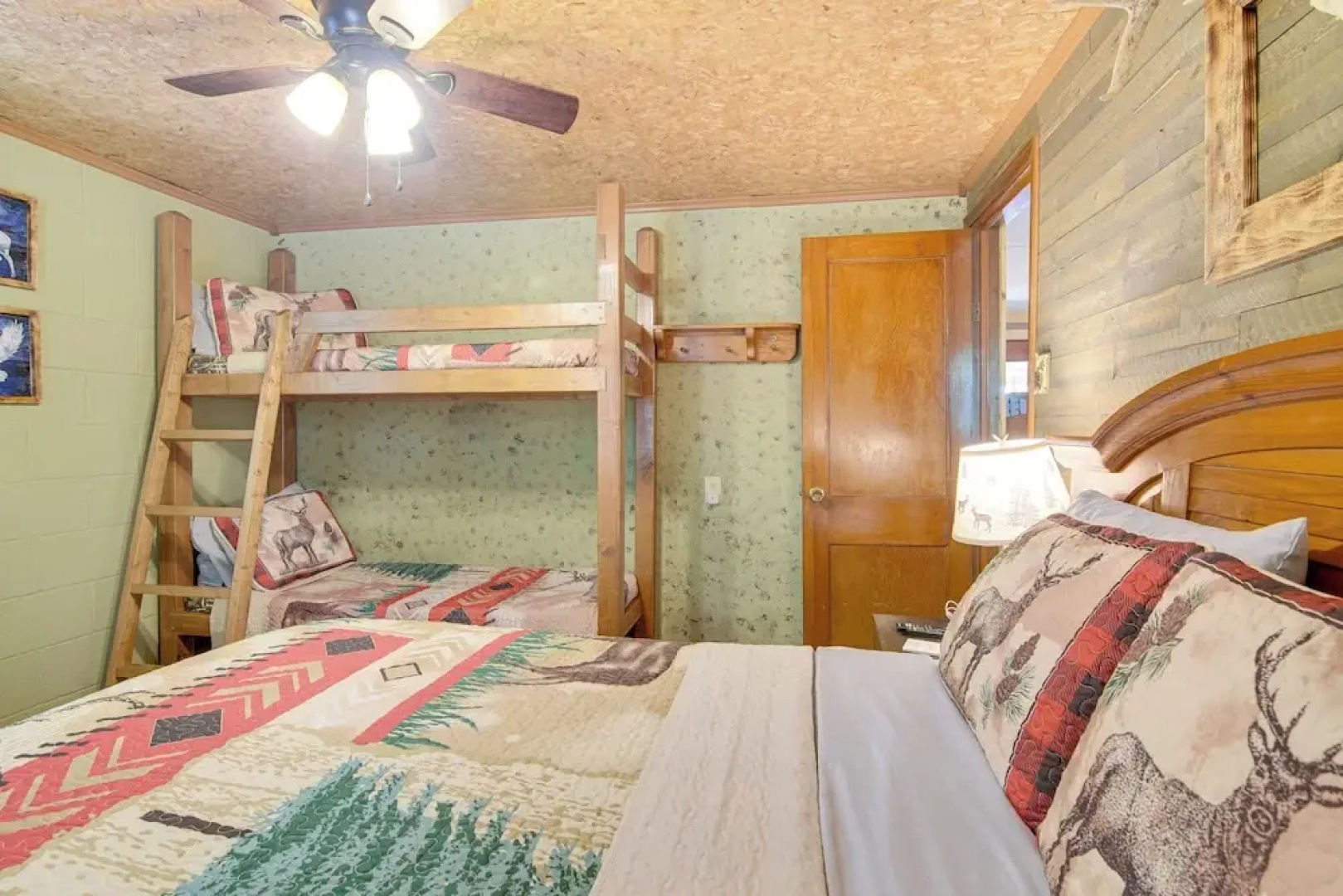 Waterfront Bull Shoals Lake Cabin w/ Deck + Views!
