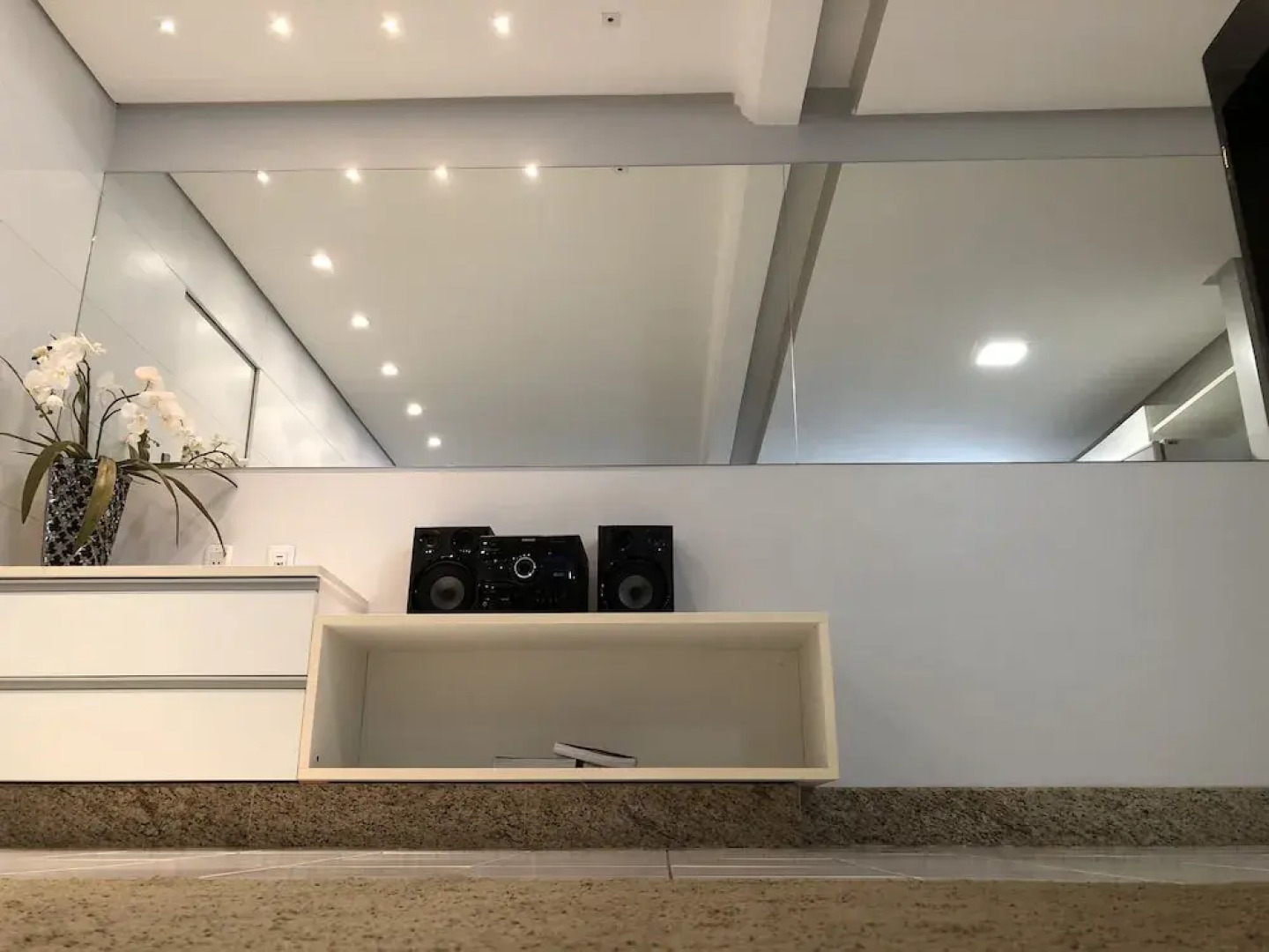 Flat Sun Square Residence