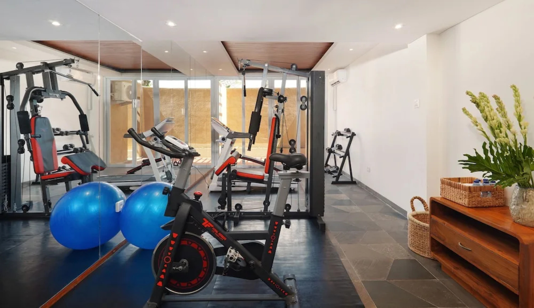 Wonderful Oceanfront 3 Br Villa in Seminyak