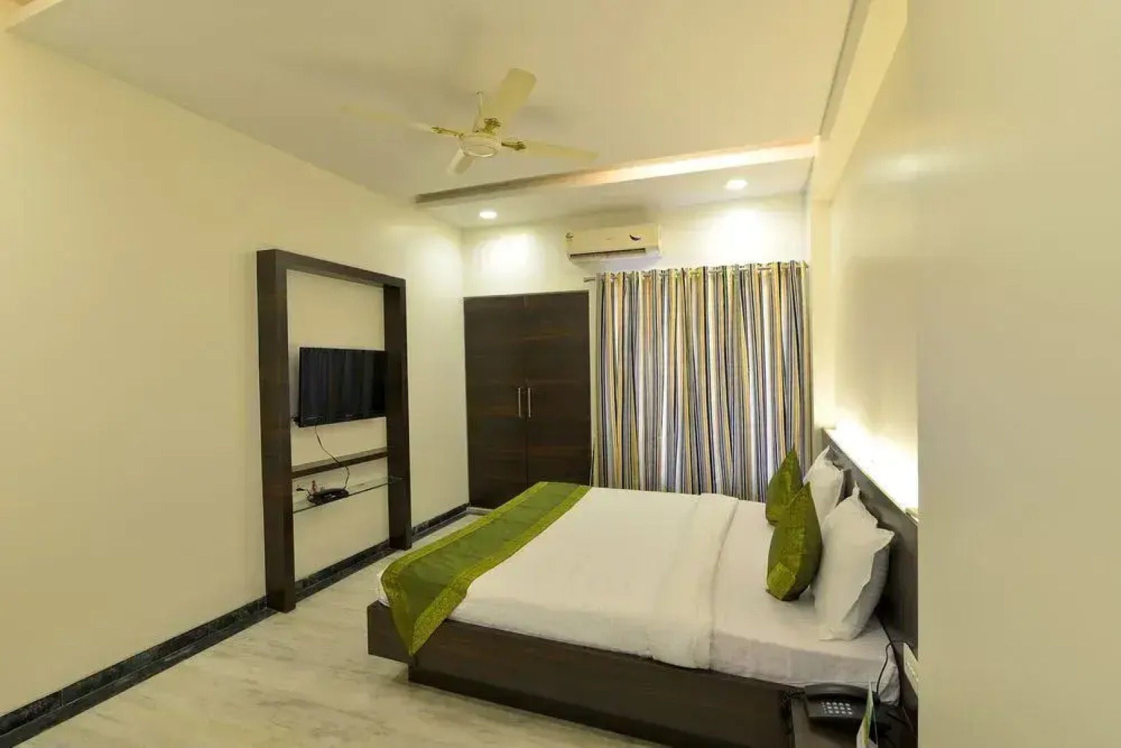 OYO 4448 Hotel Suresh Plaza