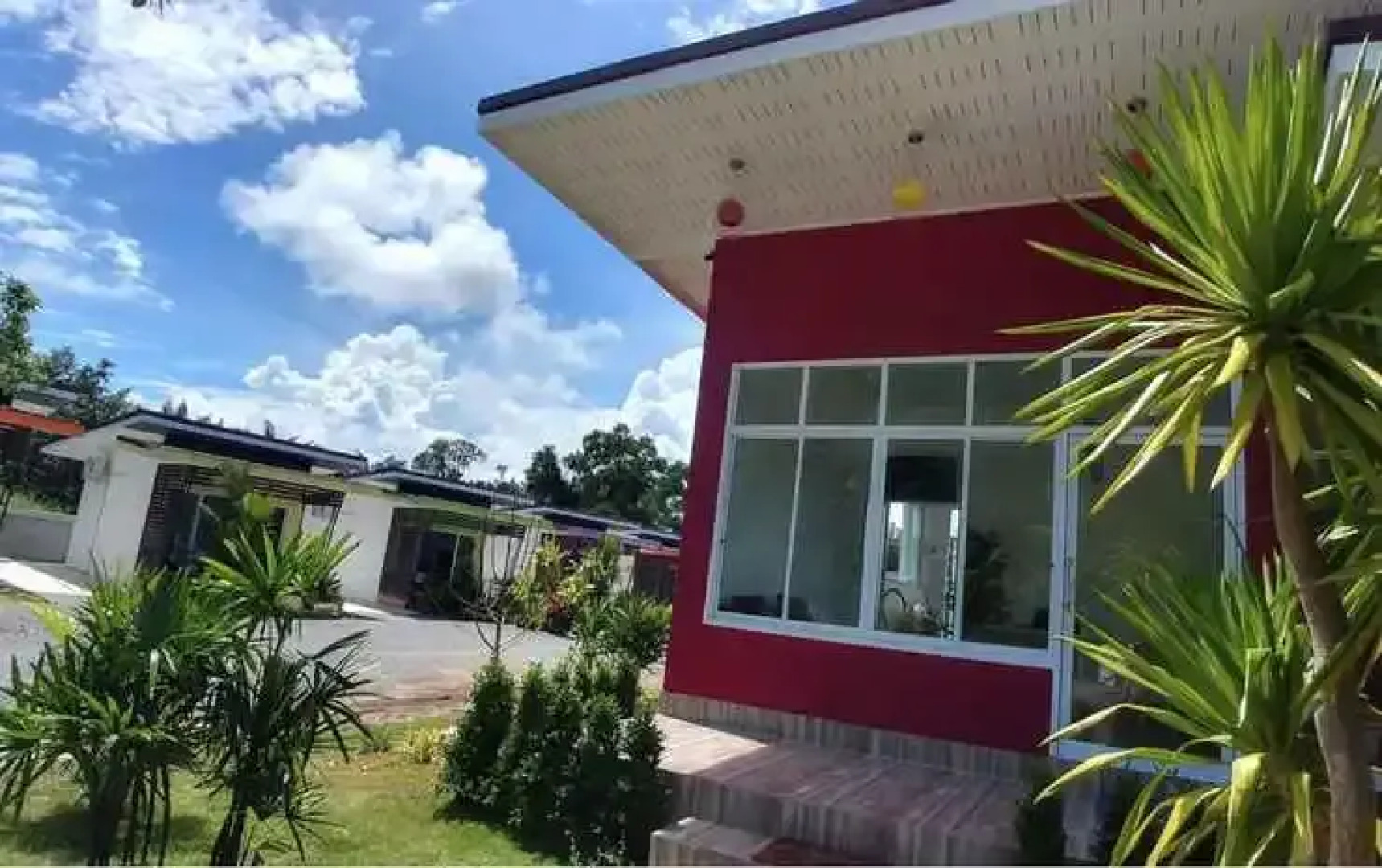 Thipburee Riverside Hotel