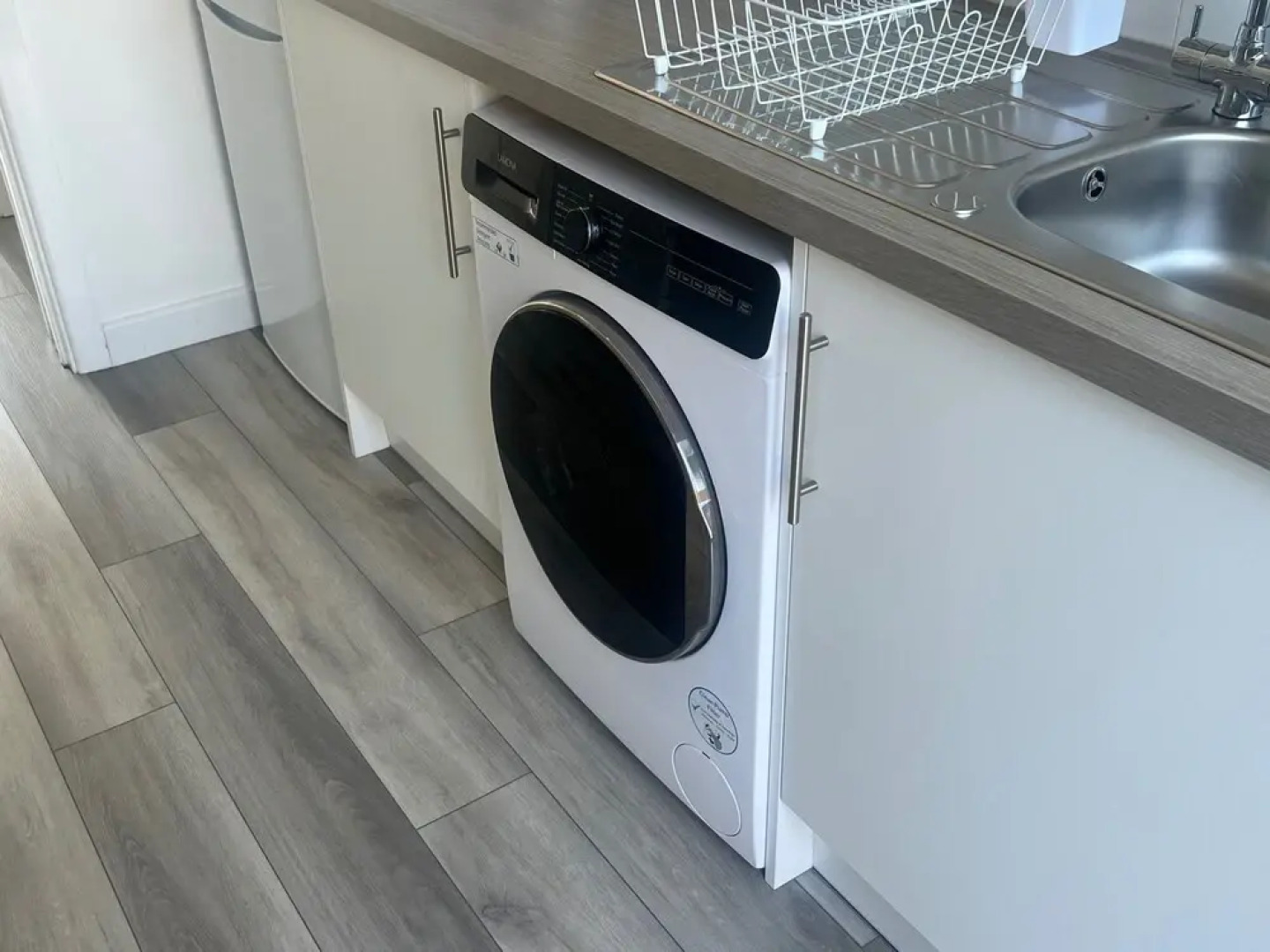 3 Bedroom House - Sleeps 6 & Free Parking