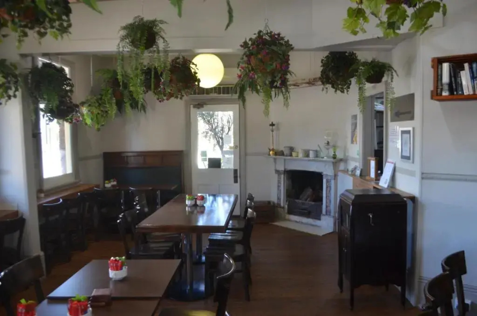 Ten Dollar Town Motel