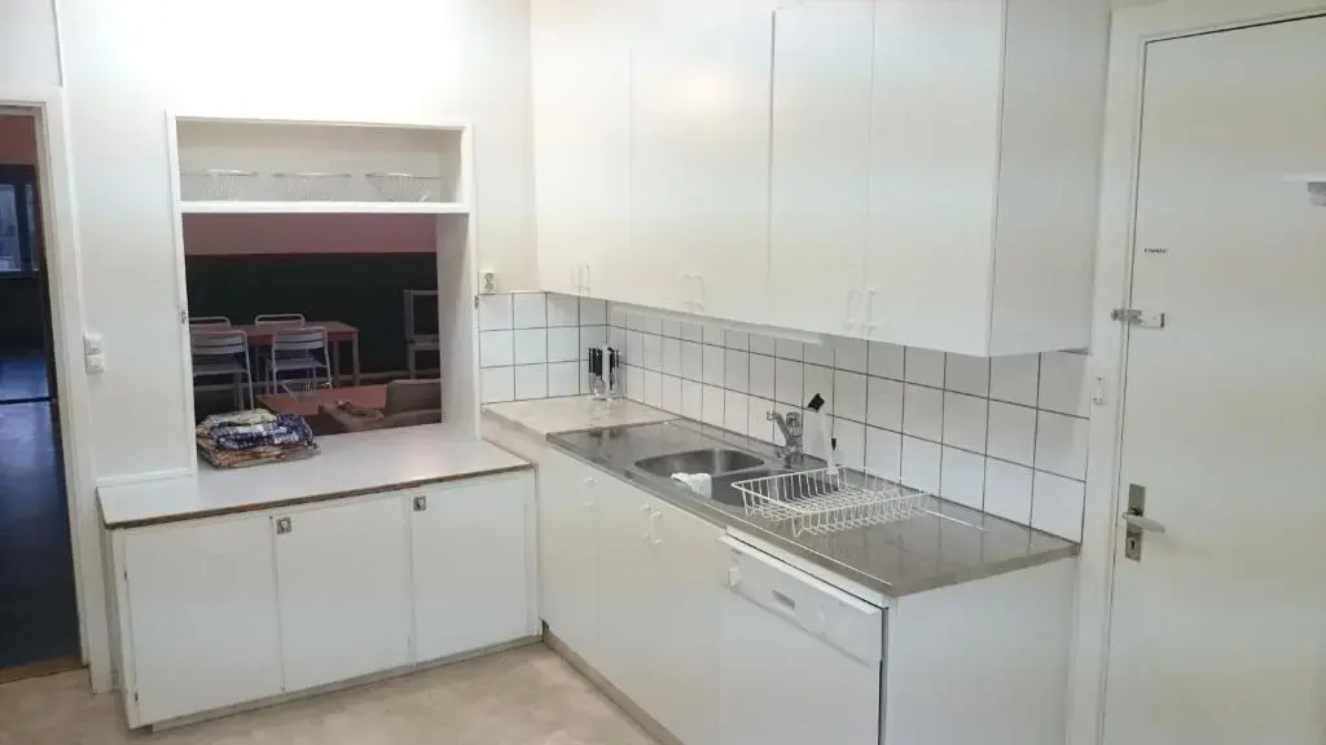 Previous schoolbuilding with gym - Groups and long stays possible