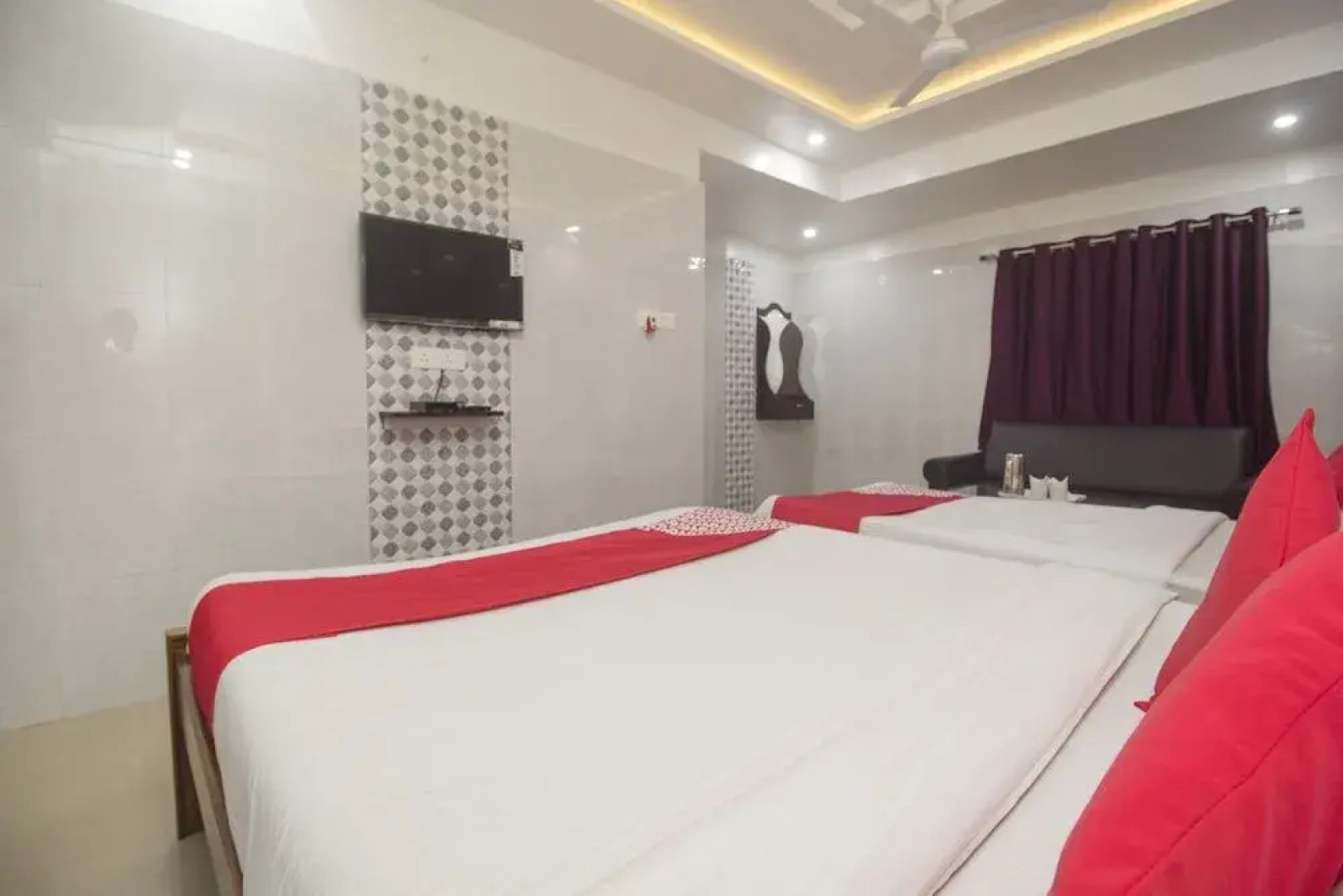 OYO 27907 Greater Kailash The Palace