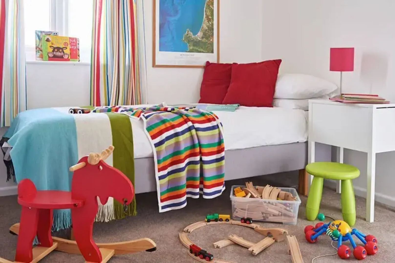 Stylish family-friendly lakeside retreat in the Cotswold Water Park