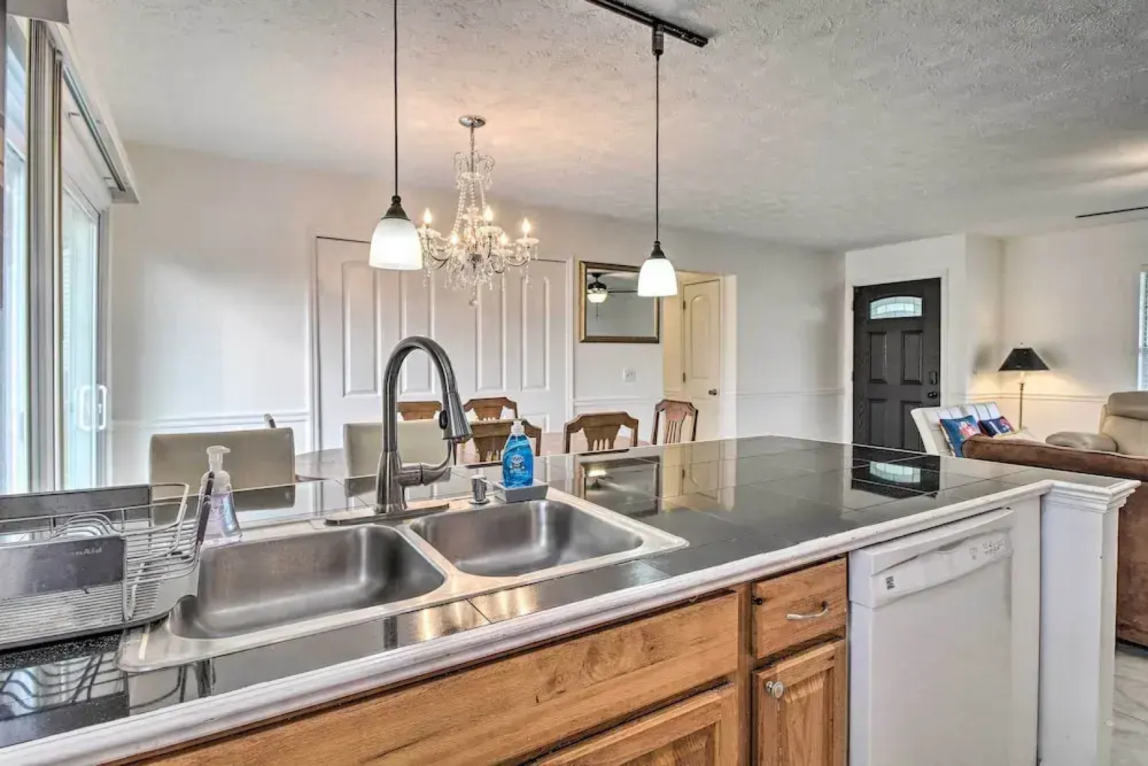 Home ~ 7 Miles to Savannah Historic District!