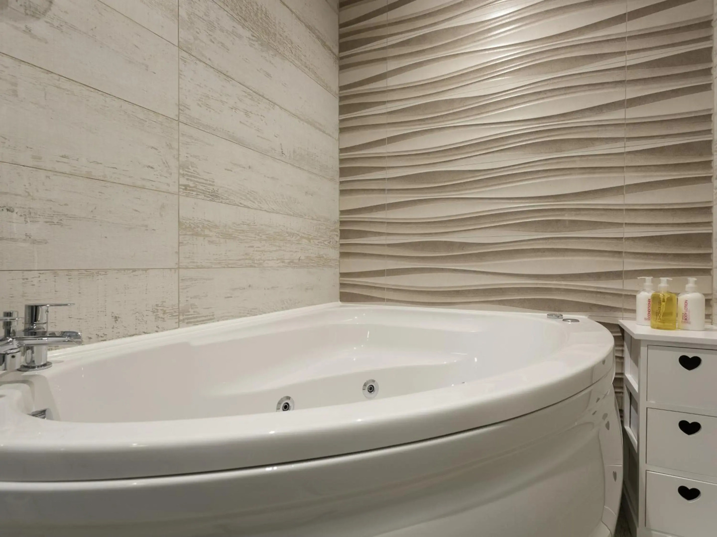 Stopover at ALBANY GARDEN APARTMENT with great outdoor space