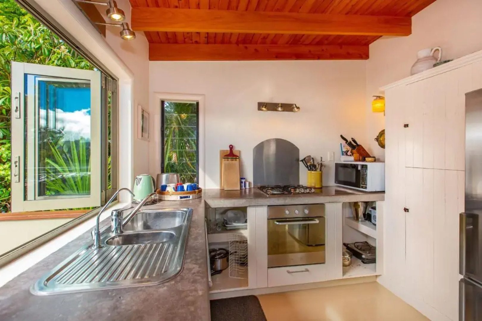 Waterfront Bach - Raglan Bach