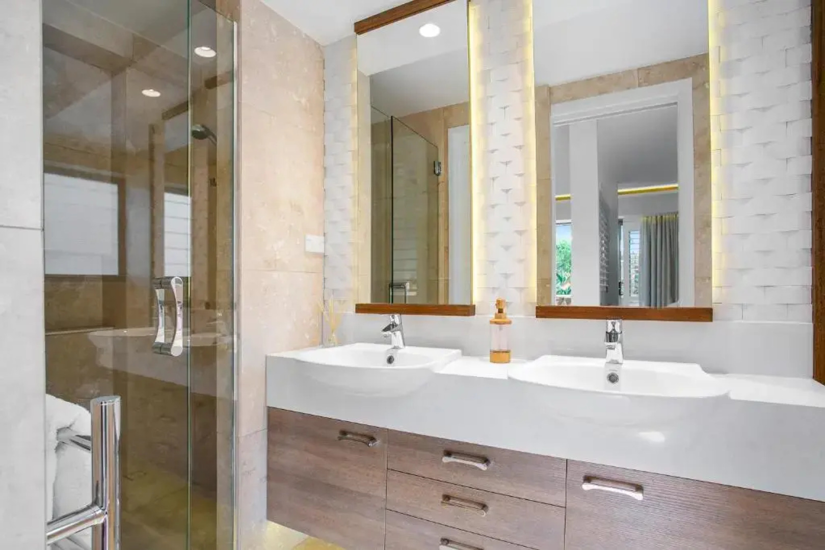 Beachfront Luxury, Hastings Street