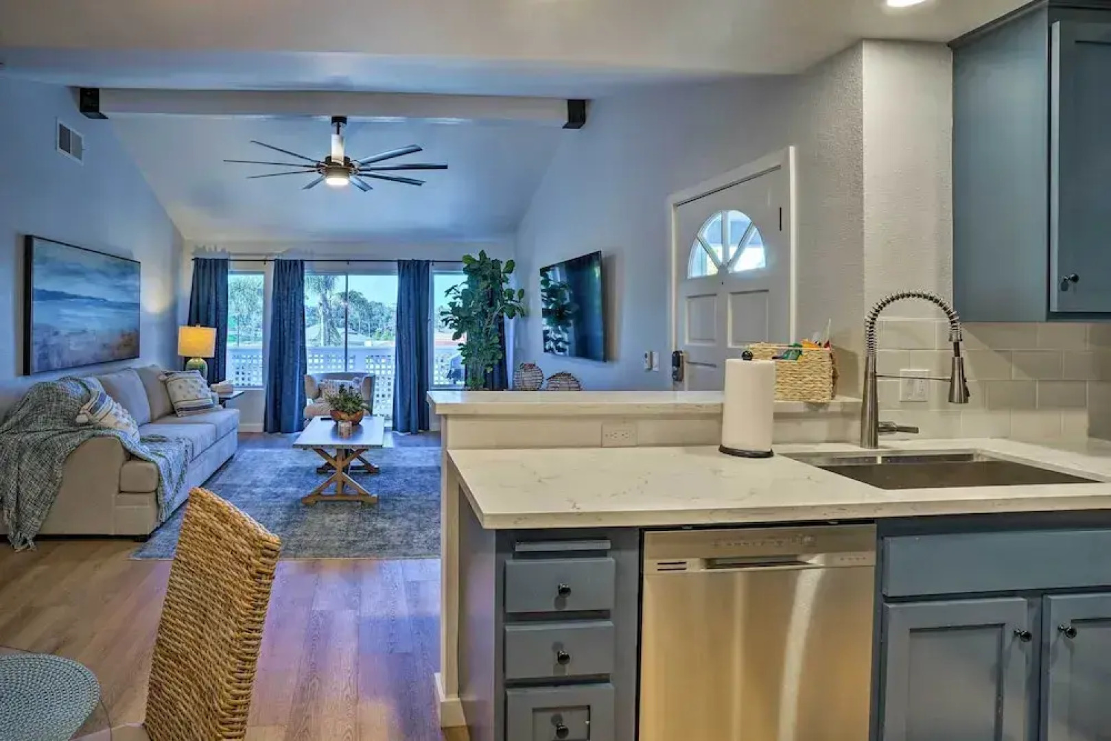 Cozy-chic Condo: Walk to Beach & Park!