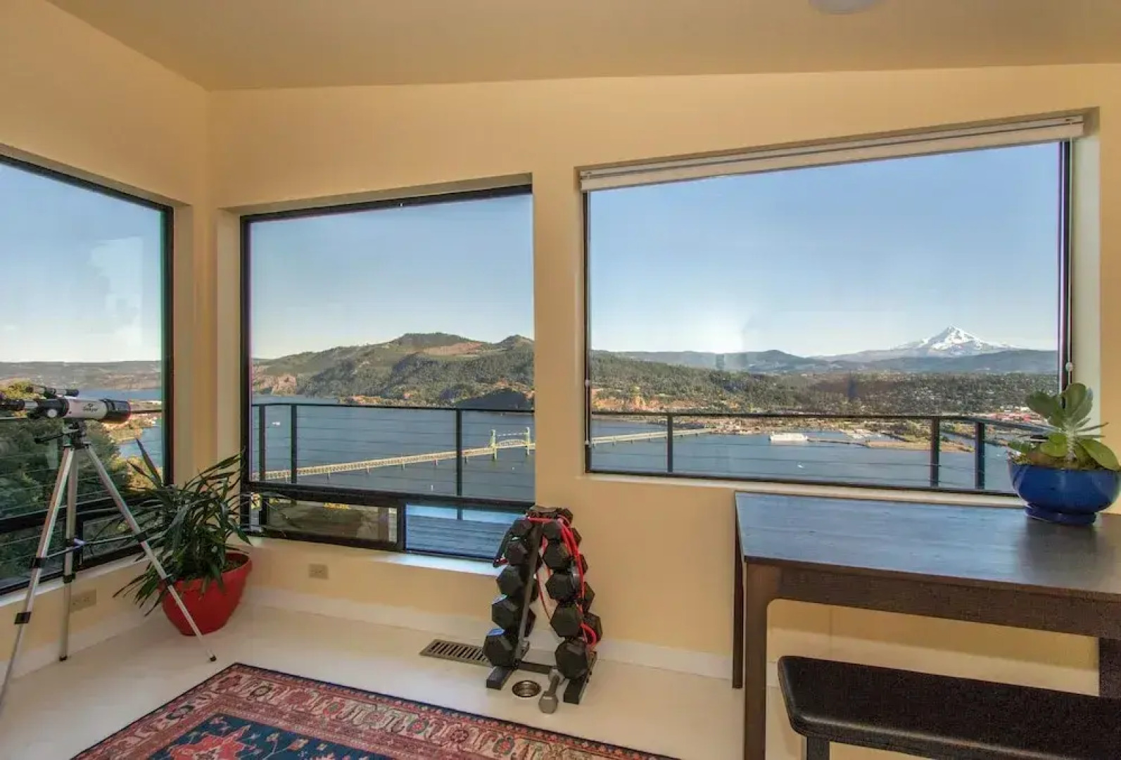 Eye On The Gorge 2 Bedroom Home by RedAwning