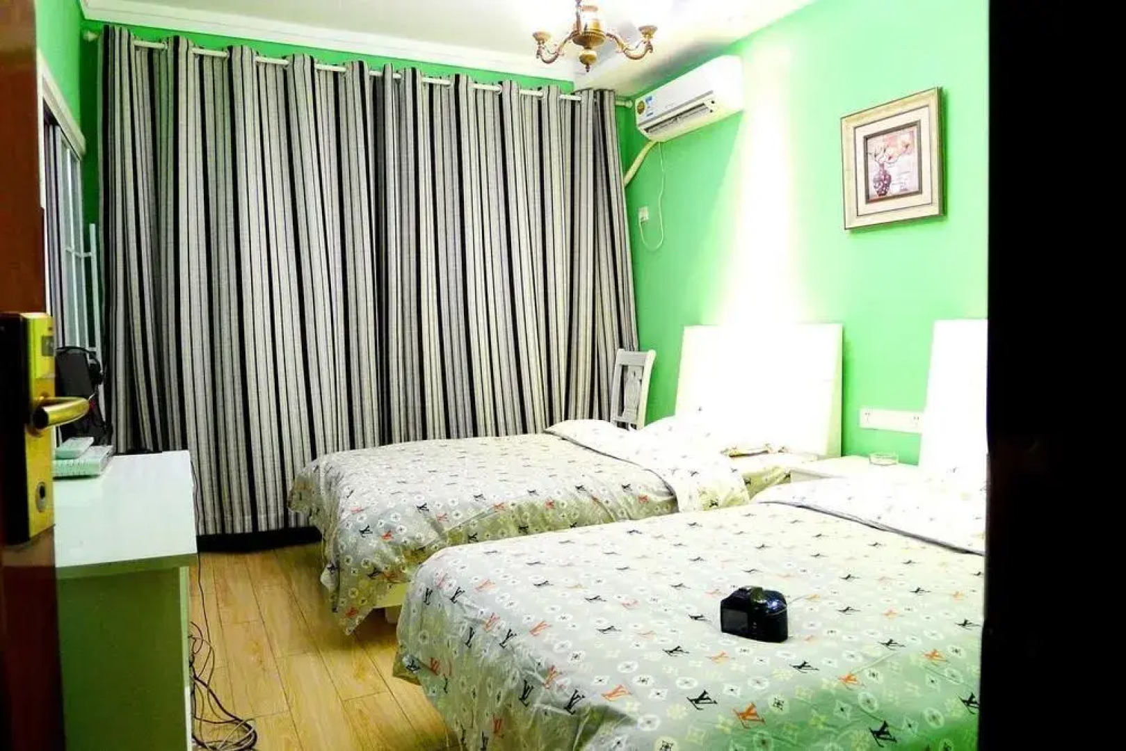 Migratory Bird In Fenghuang Inn