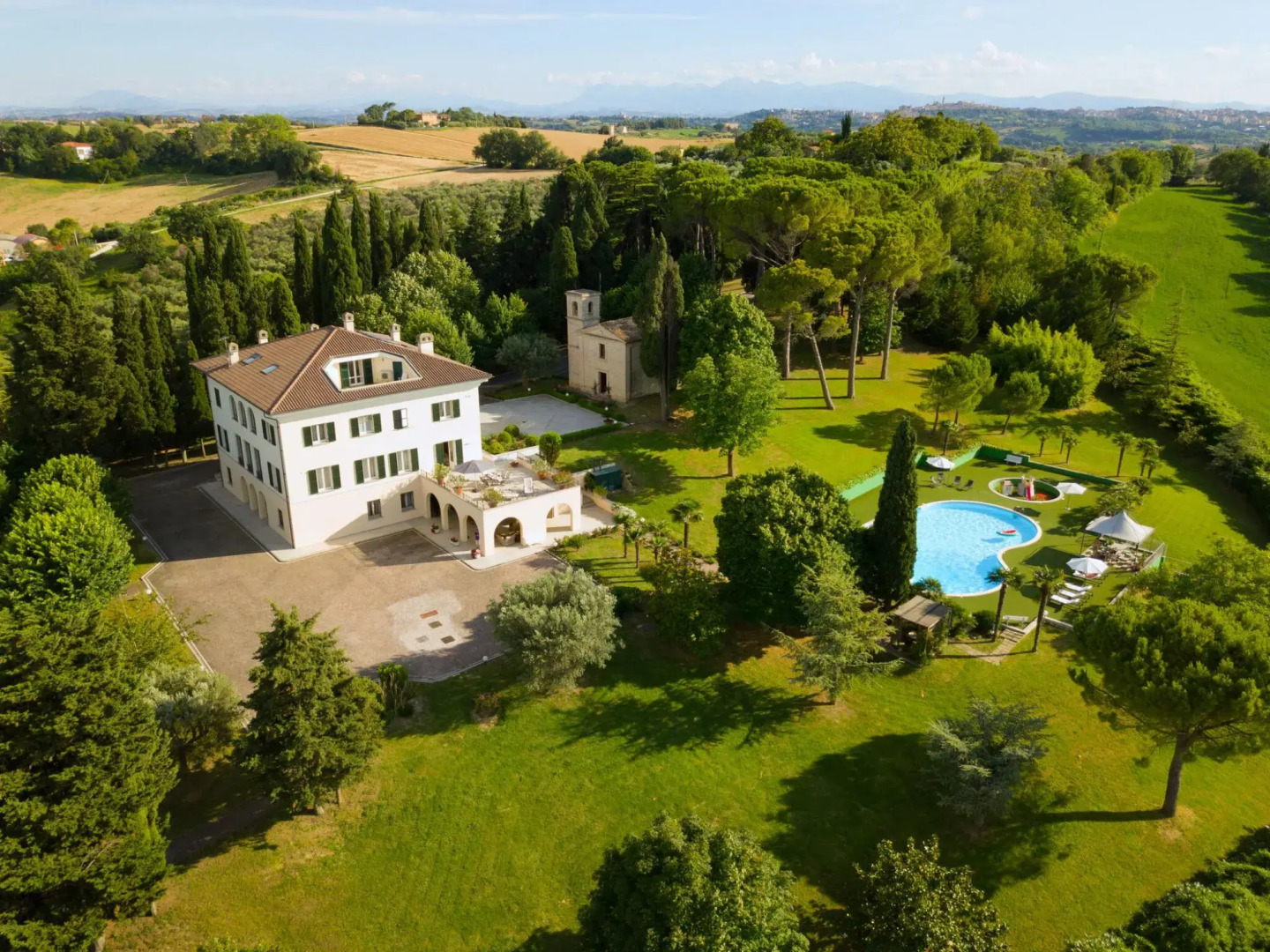 Splendid Villa in Macerata With Pool & Views