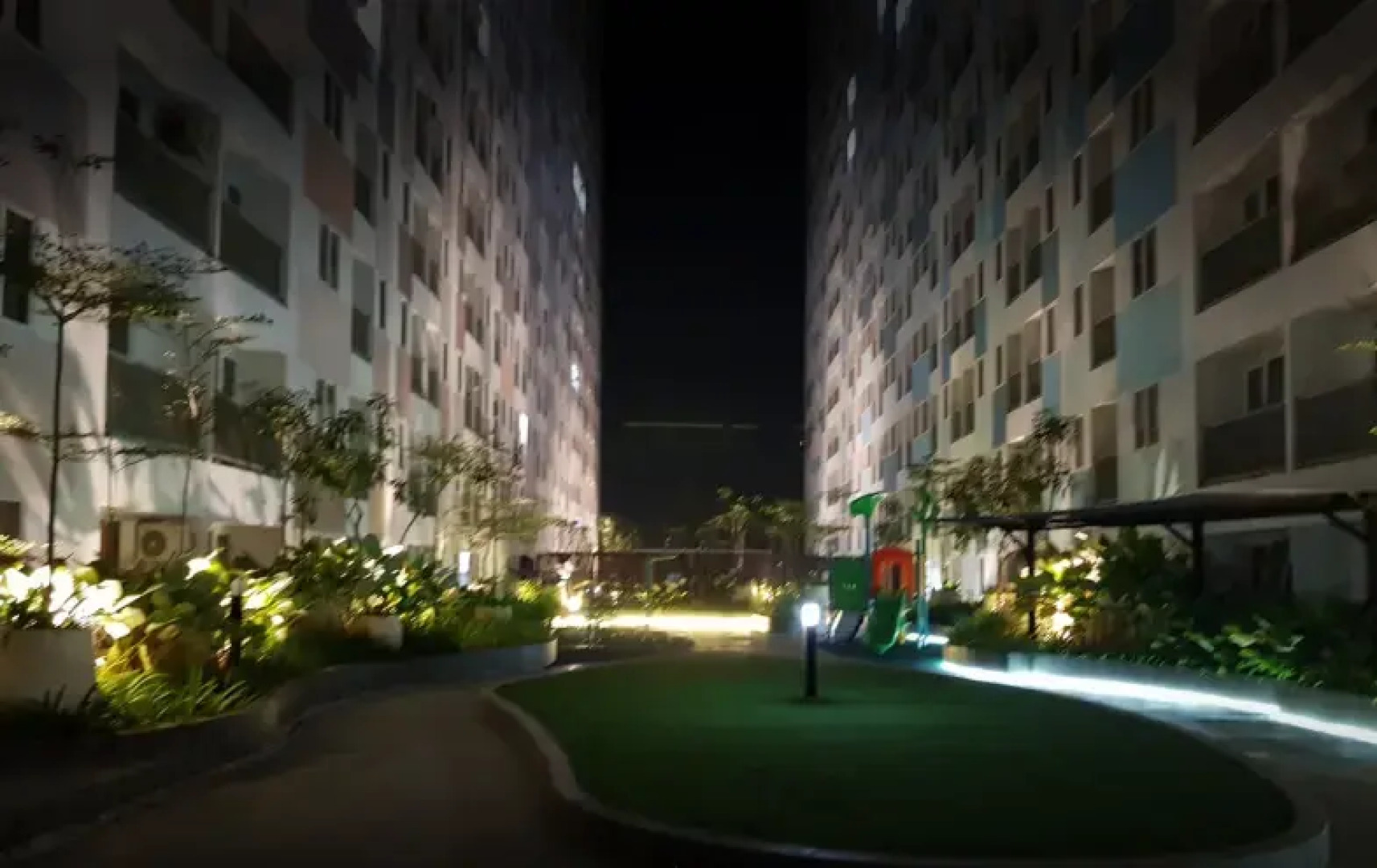 RedDoorz Apartemen @ Grand Sentraland Karawang