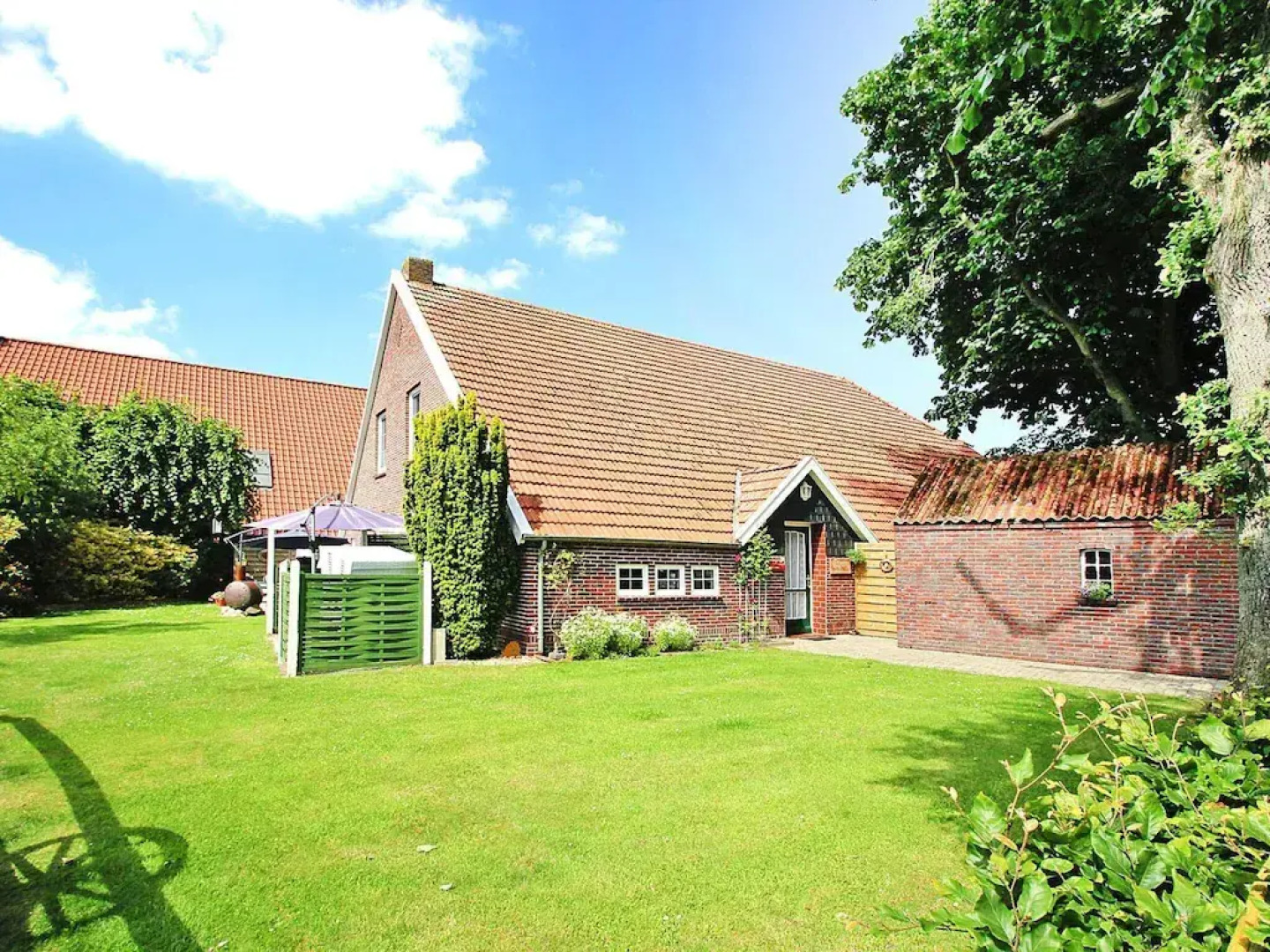 Terraced house in Strackholt with terrace