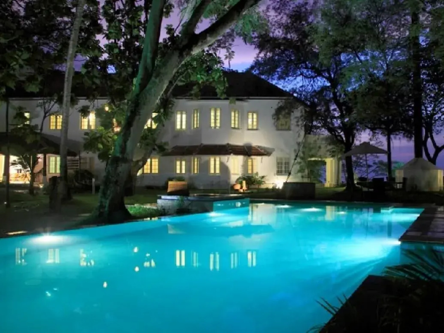 Old Lighthouse Bristow Hotel