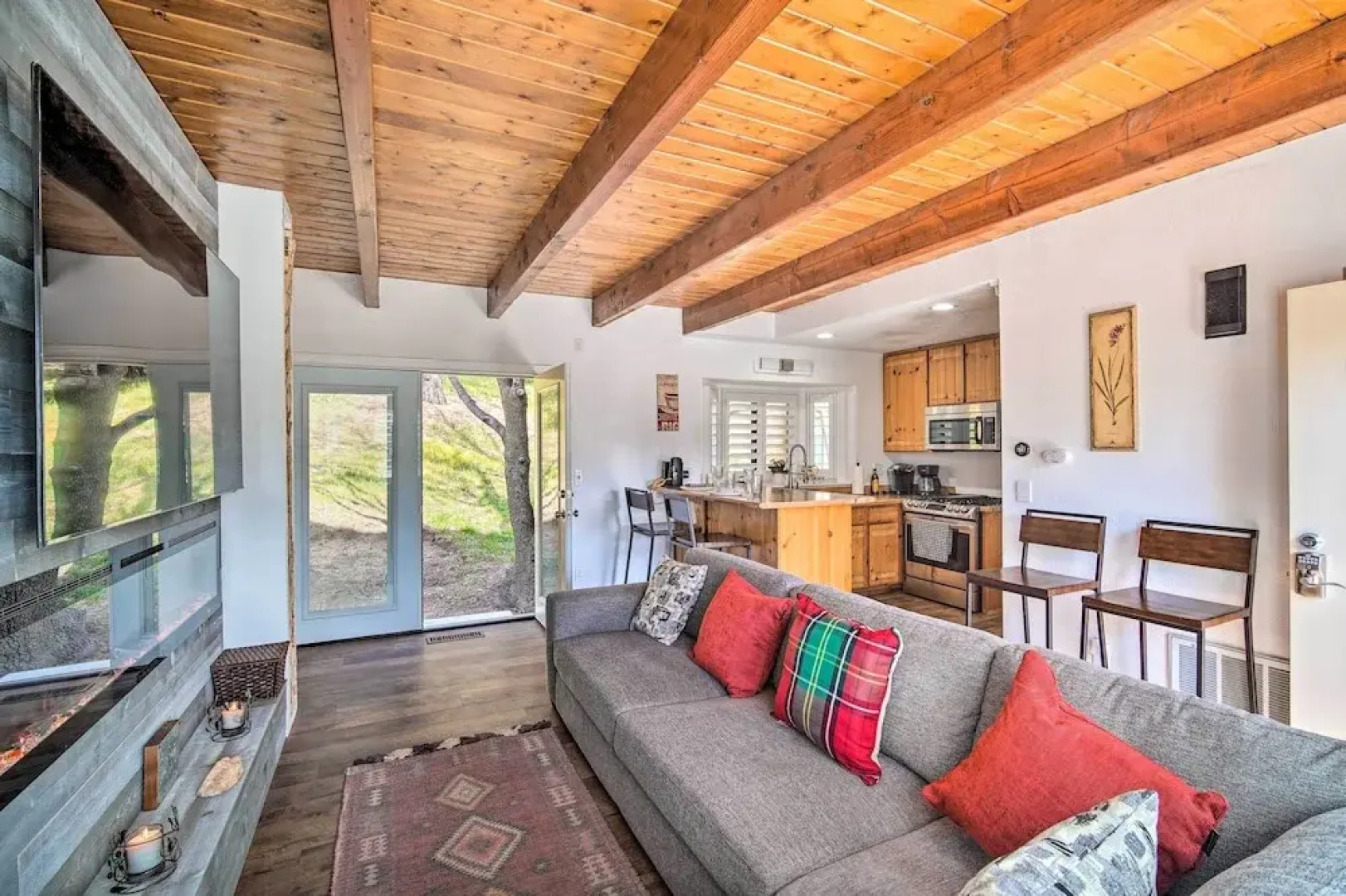 Crestline Cabin w/ Deck: 1 Mi to Lake Gregory