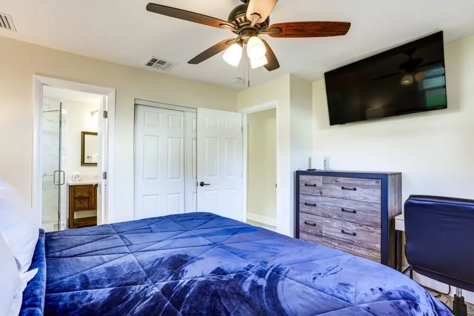 5 Mi to Beaches: Hot Tub Haven in Lake Worth