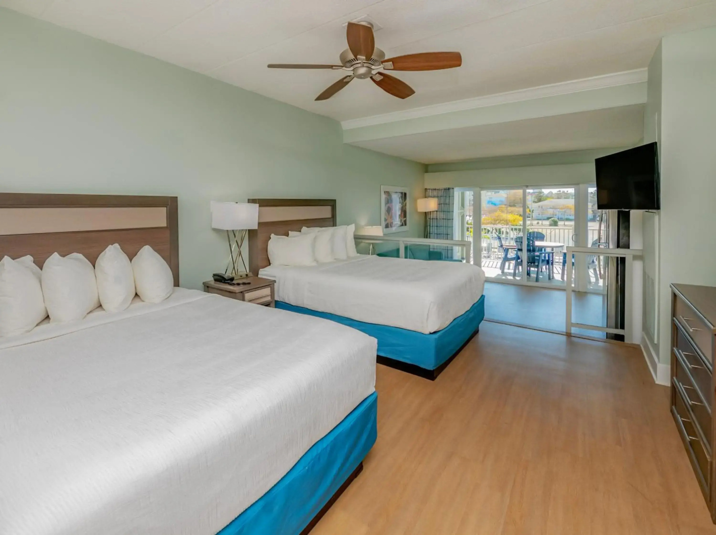 Commander Hotel & Suites