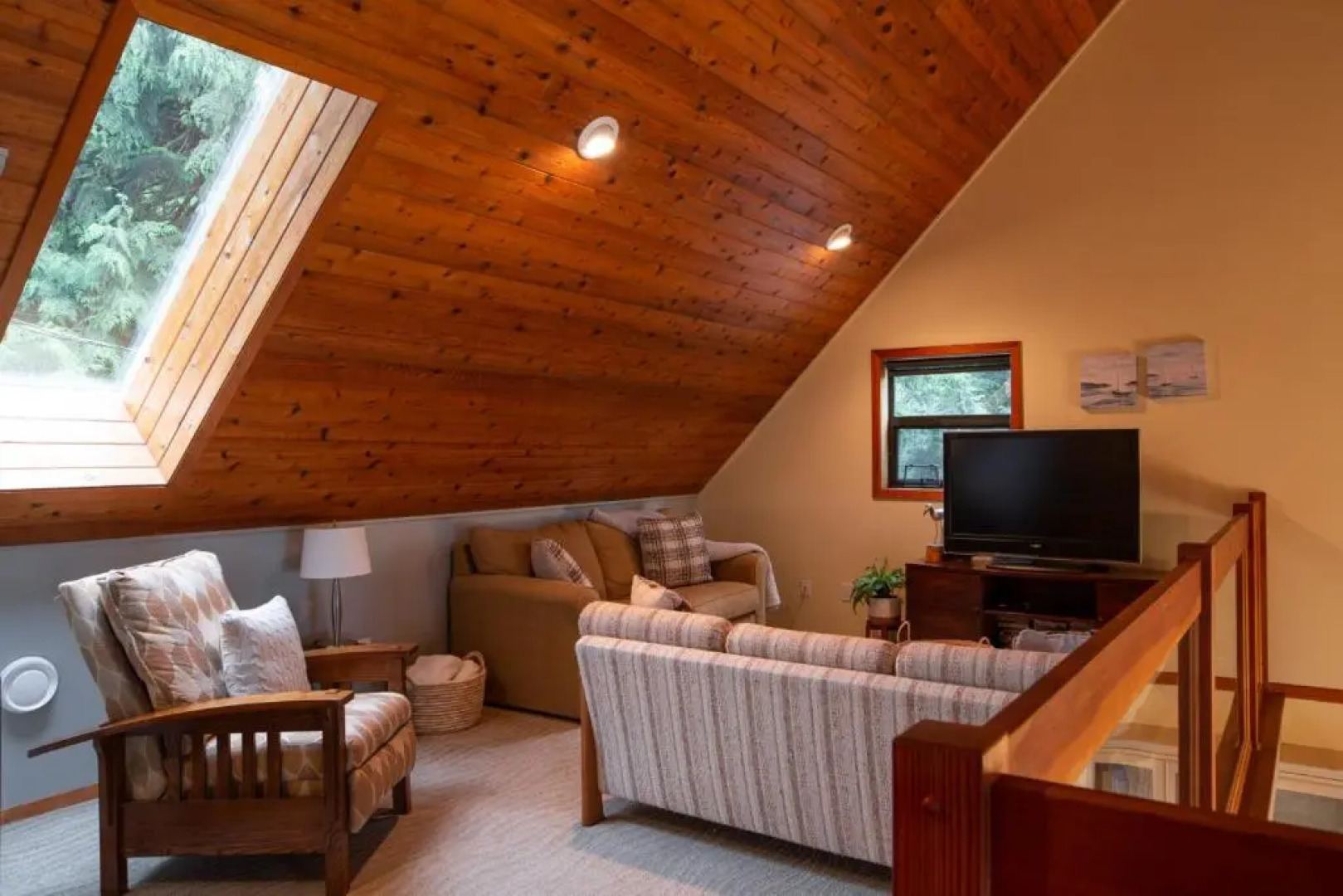 The Overlook, Luxury Lakeside Home with Dock