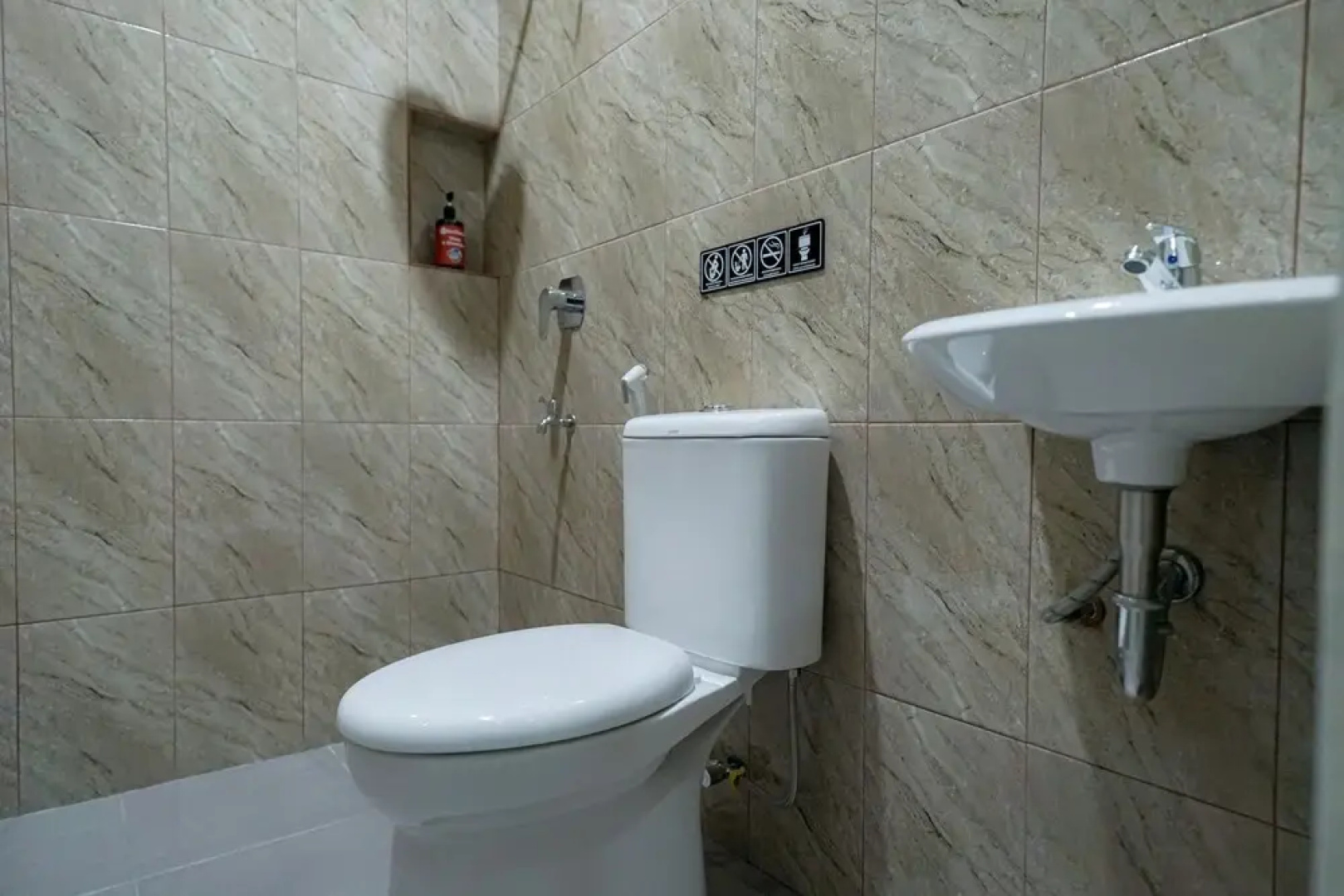 RedDoorz near Exit Toll Sirkuit Sentul