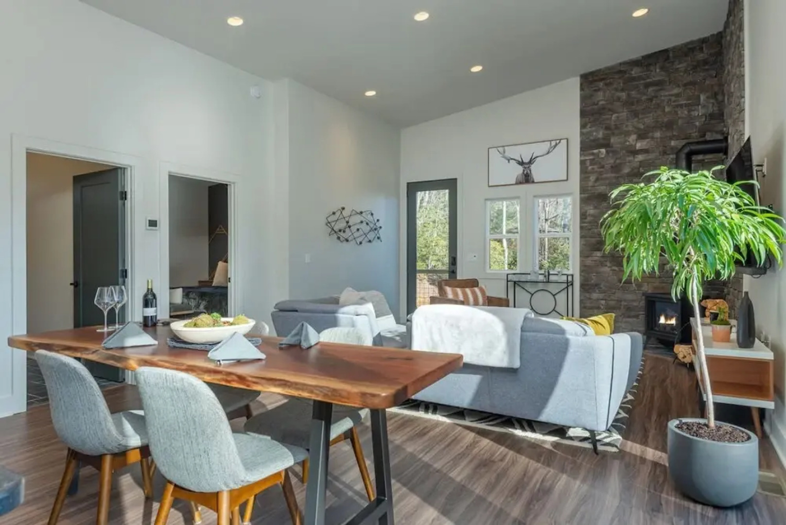 Wet Dry Sauna w Fireplace Close to Waterfalls