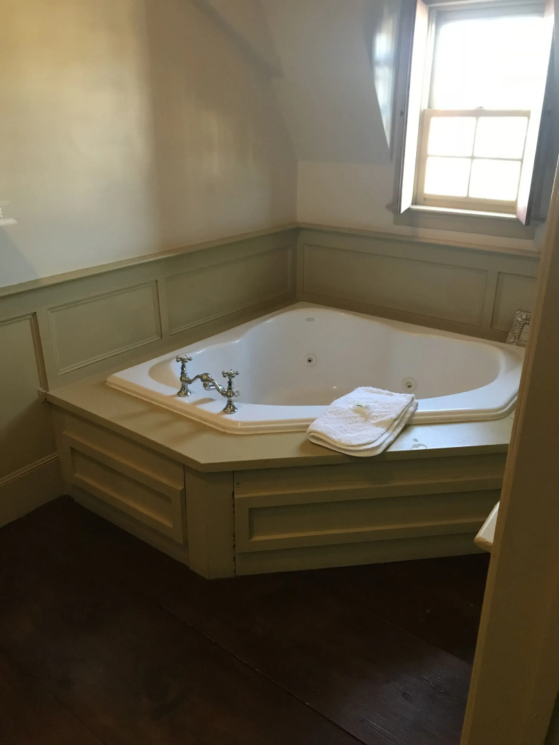 The Red Lion Inn Resort 1704