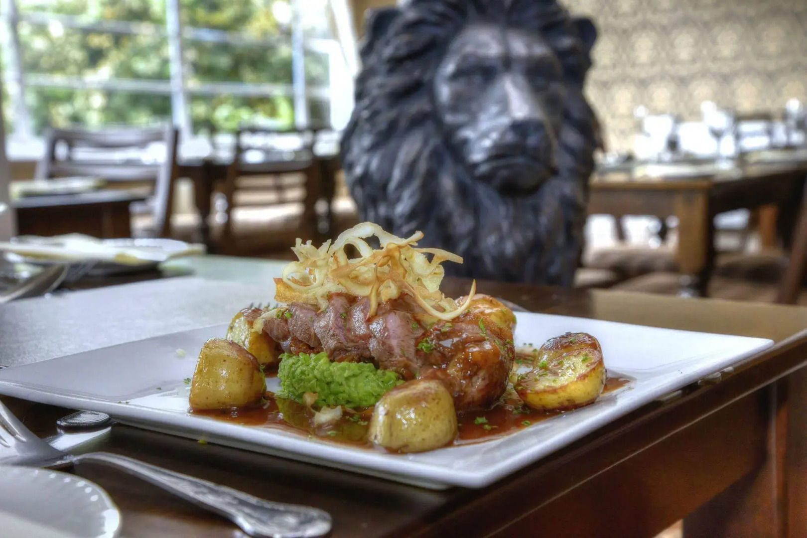 Lion Hotel and Studio Apartments