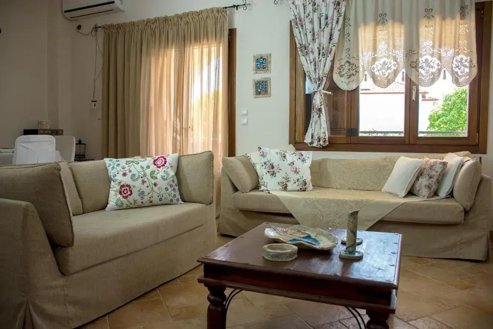 Rustic, luxurious,garden villa 70m from the sea