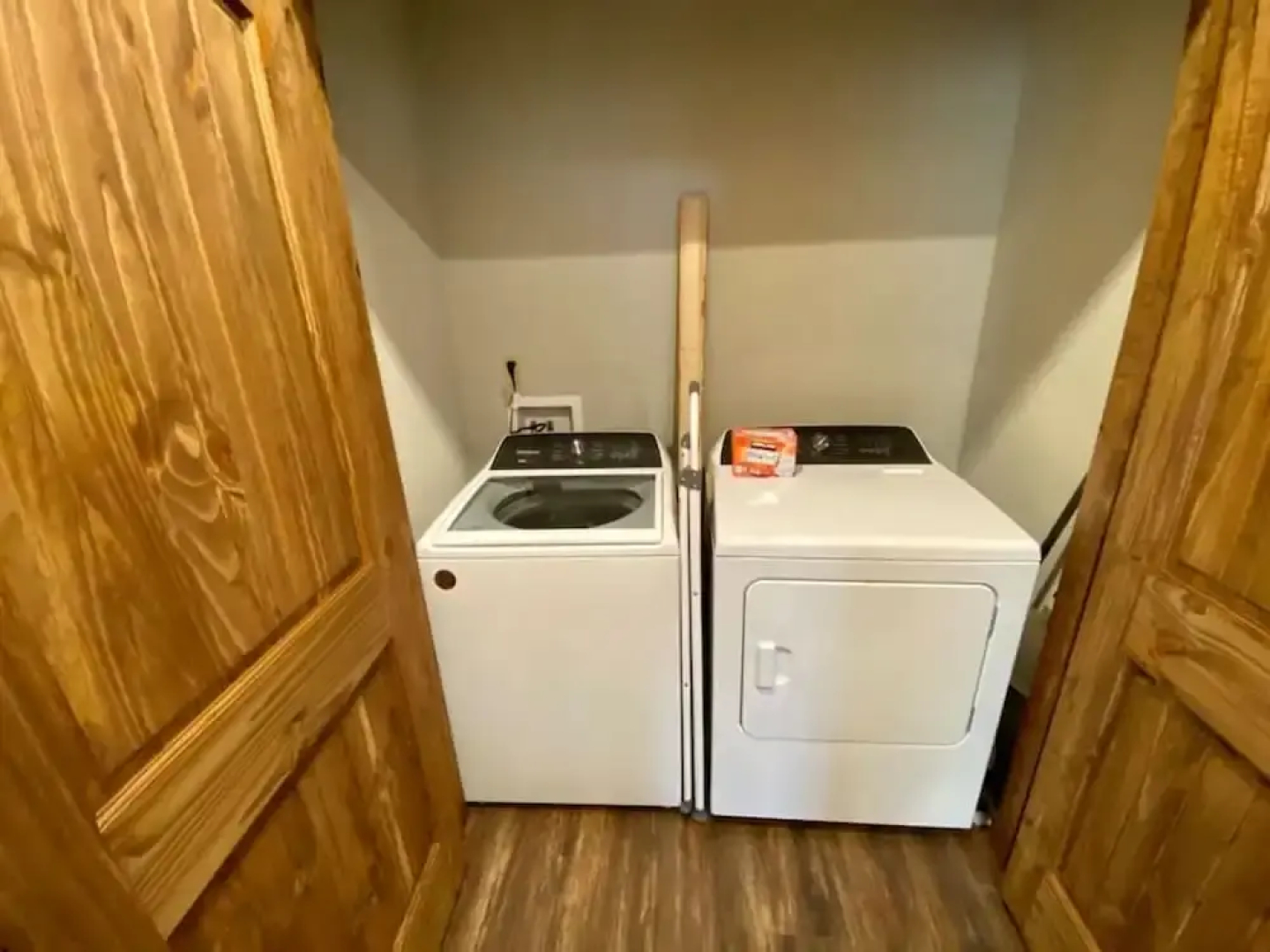 Bucks and Bunks - Brand new Cabin Come Relax or Watch TV Outside Fireplace