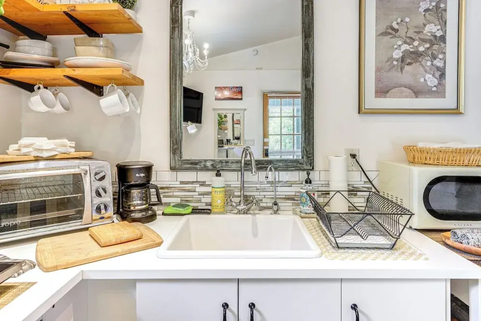 Casa Paloma Studio: Artsy & Airy w/ Hot Tub Access