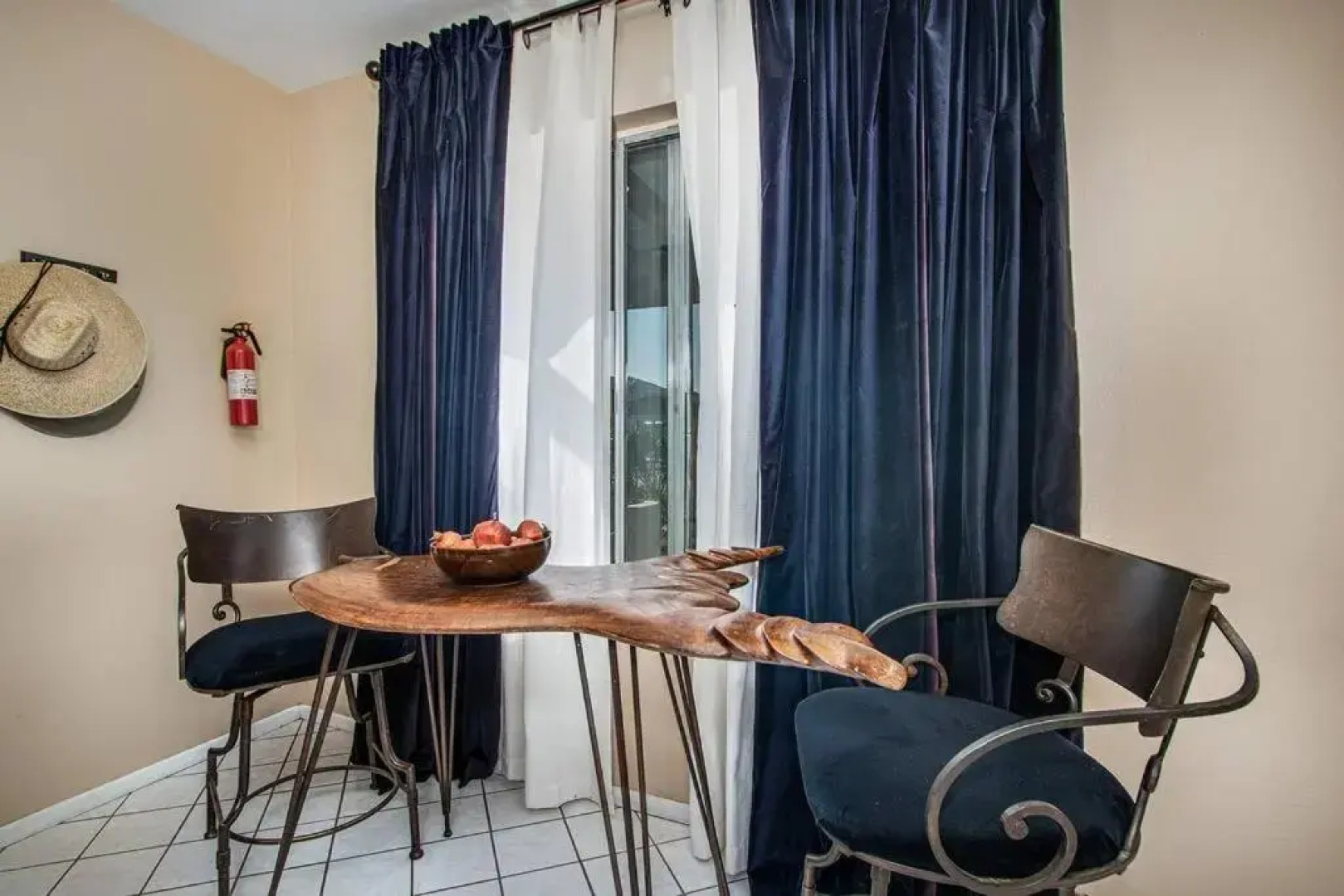 Great Vibe House + Hot Tub, Minutes to JTree Park