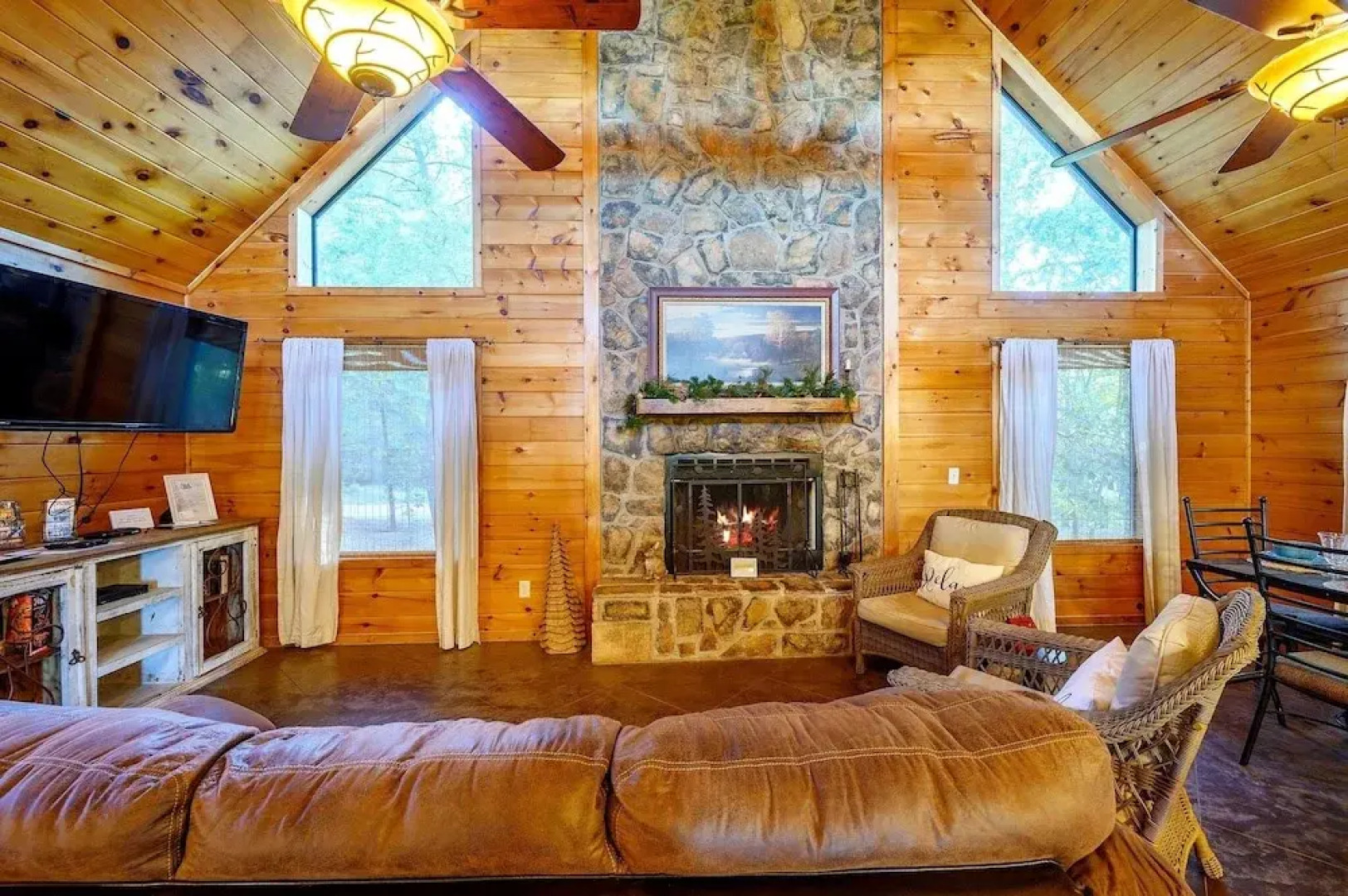 Okehi Pine Cabin With Wood Burning Fireplace and Outdoor Hot Tub by Redawning