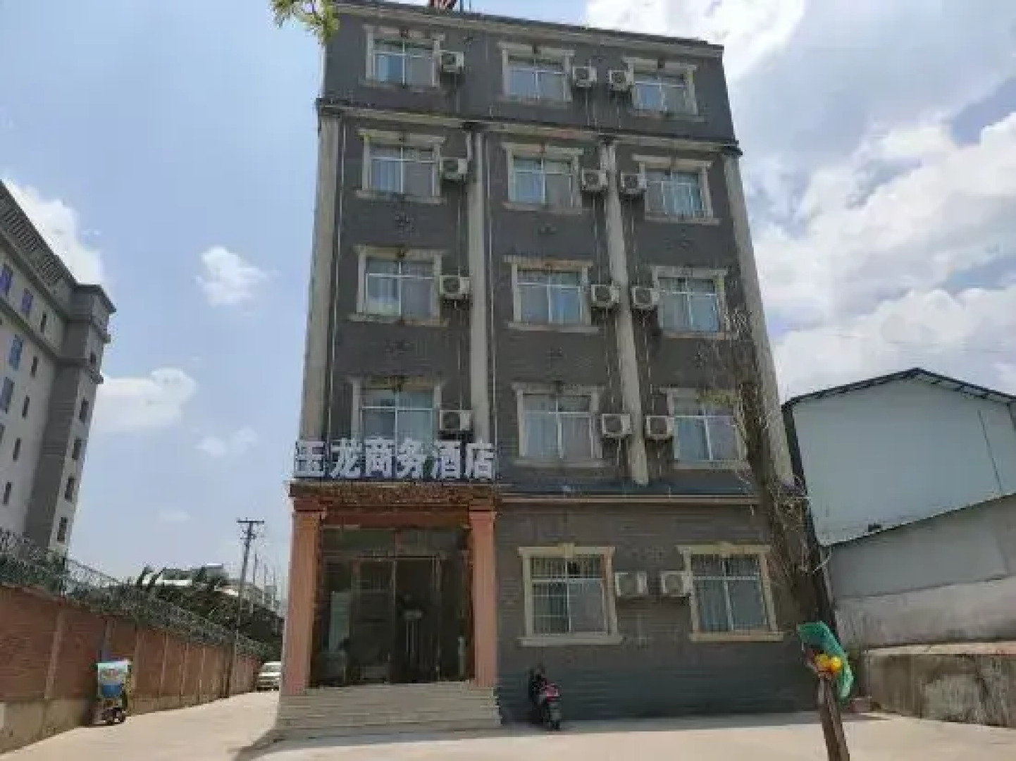 Yulong Business Hotel