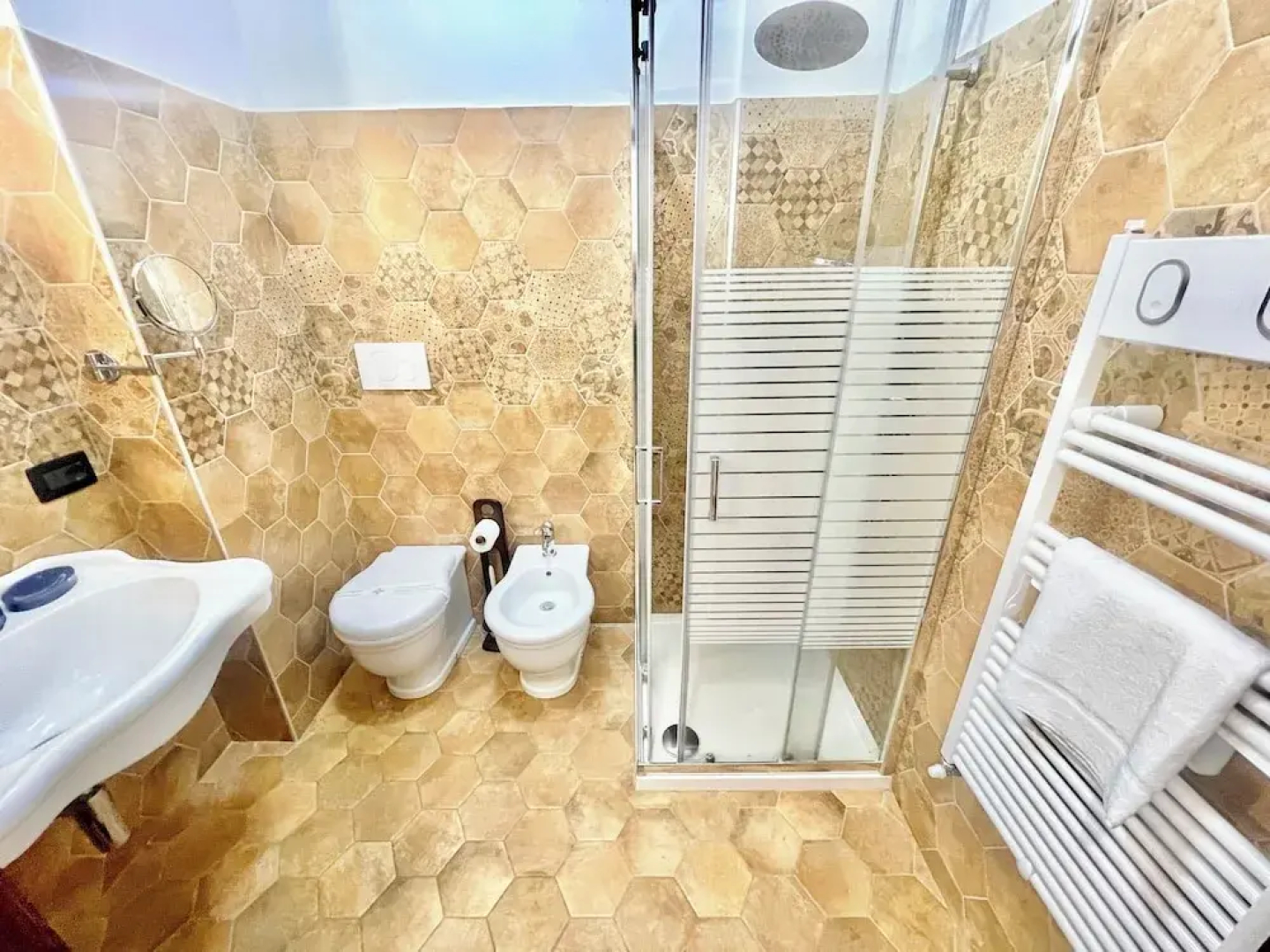 Charming Villa in Umbria - Sleeps 16 - Lake View - Pool, Jacuzzi and Events Room