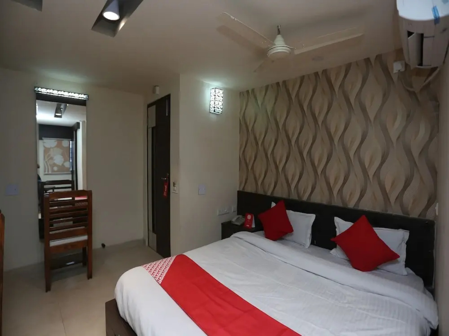 OYO 27725 Hotel Crown Plaza