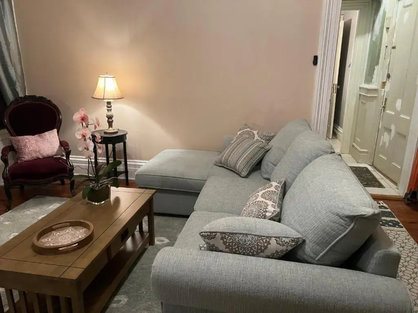 1 Br Private Victorian Apt in Convenient City Location on Half Acre Sleeps 4