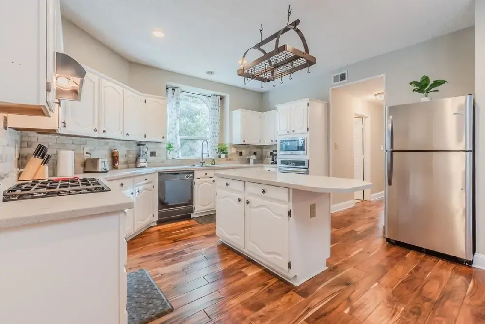 5 Bedroom Spacious Getaway, 2 Game Rooms, Hot Tub by Redawning