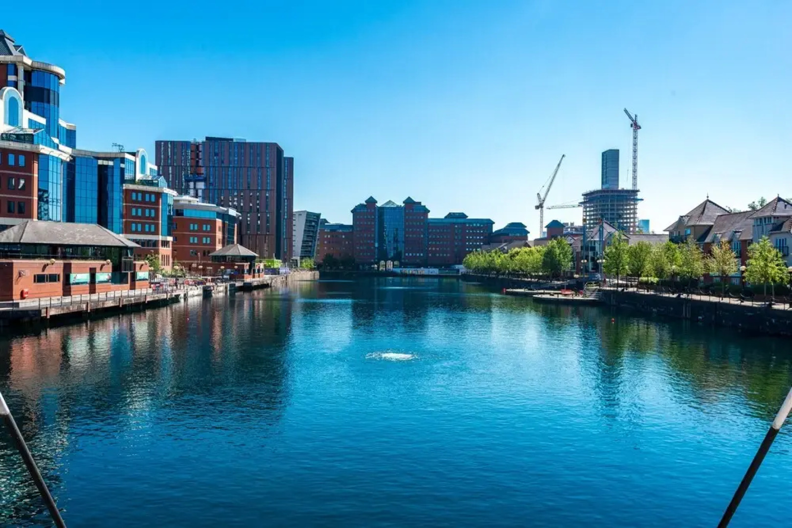 Contemporary 1 Bed Apartment Media City