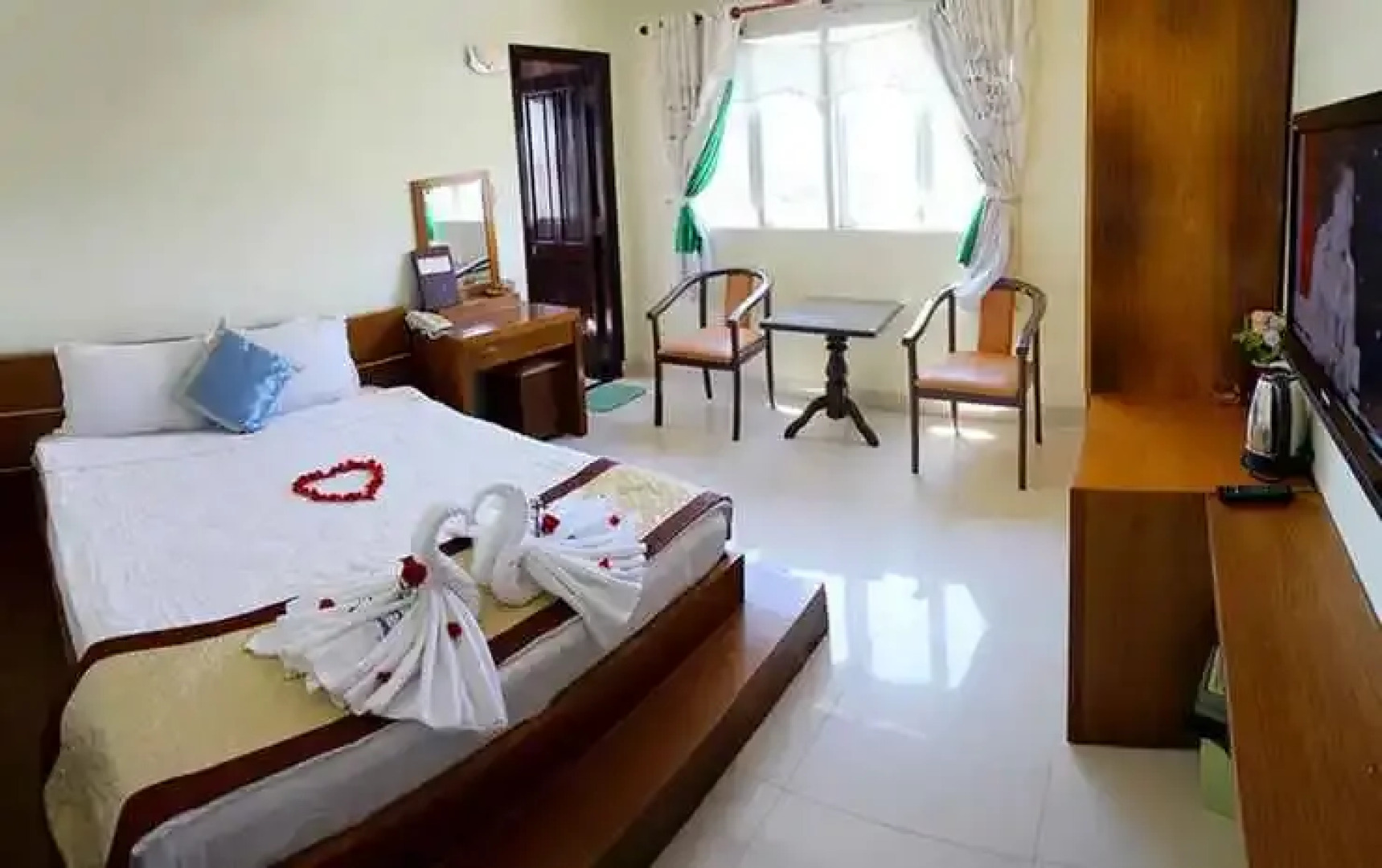 Khách sạn Huỳnh Tấn 2