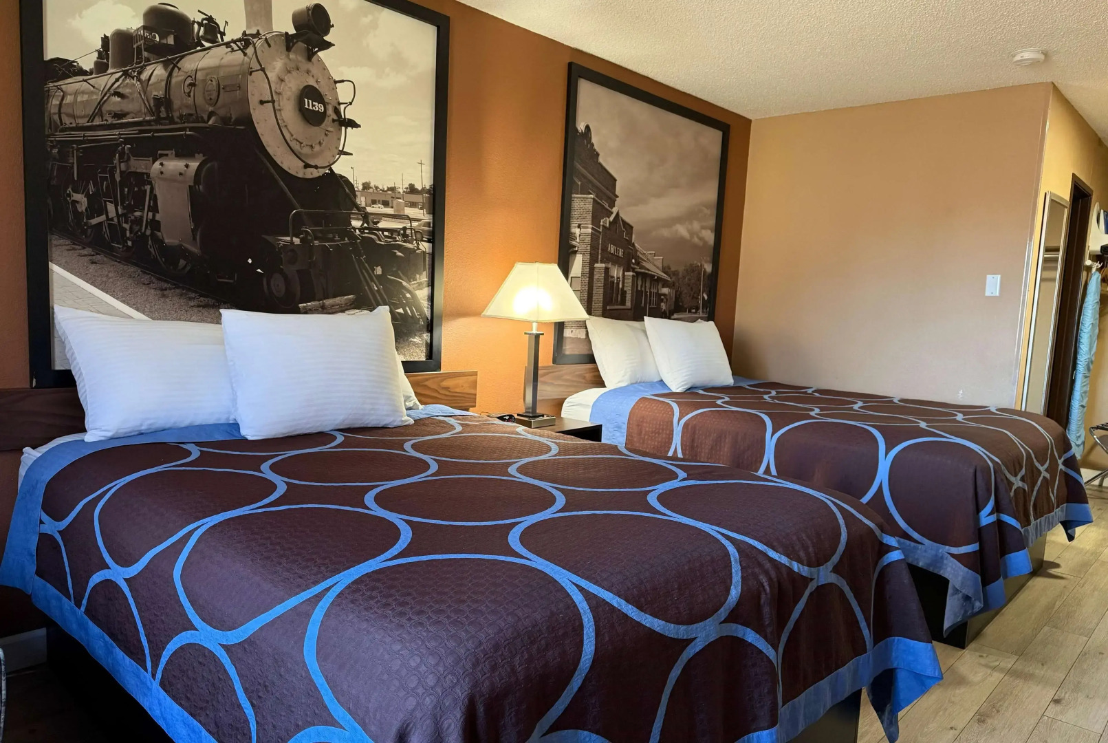 Super 8 by Wyndham Hutchinson